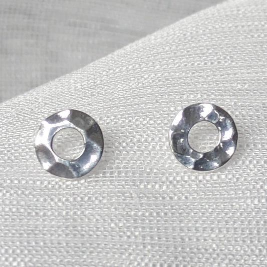 Frontale Ansicht der runden Karma-Ohrringe aus Sterling Silber.