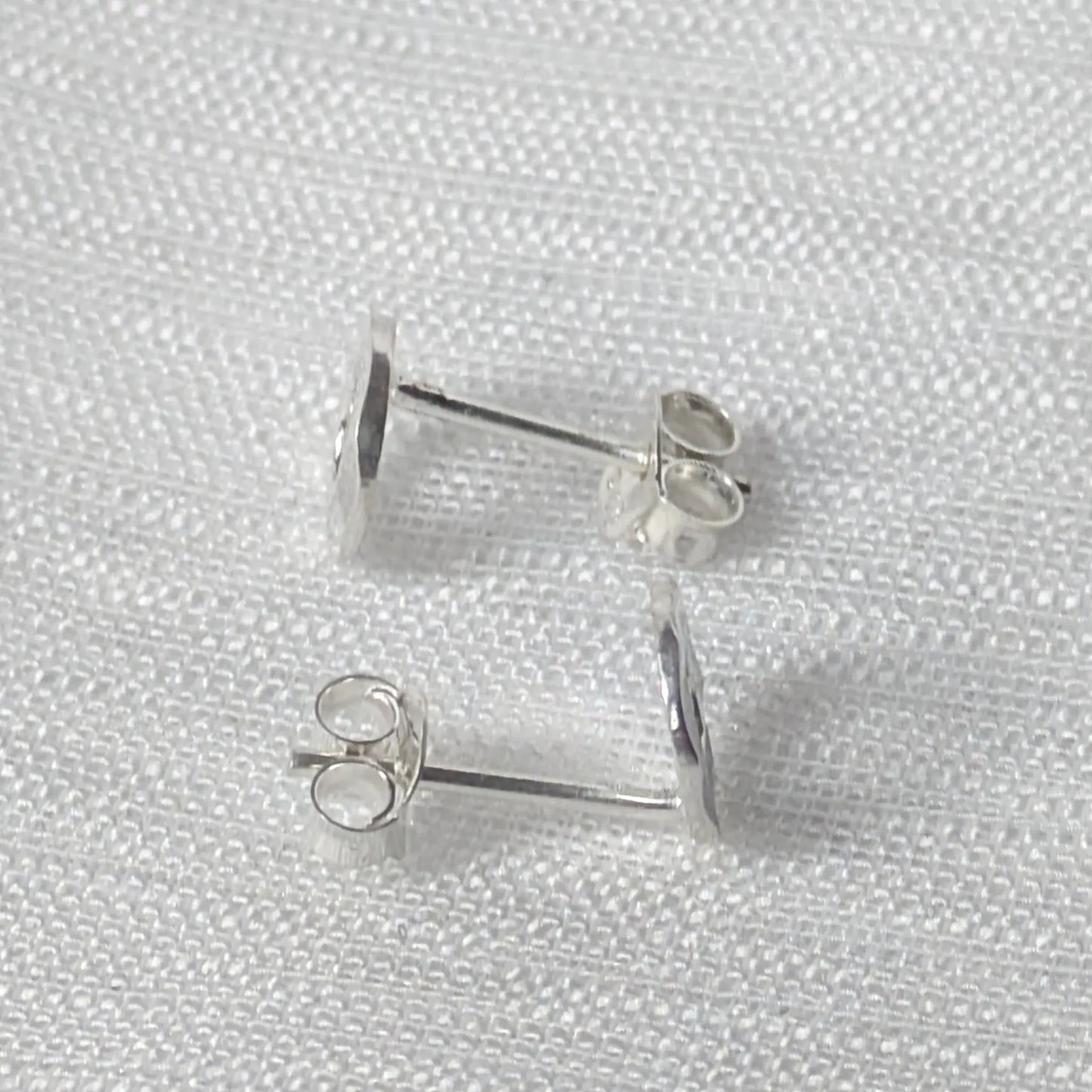 Seitenprofil der flachen, offenen Kreis-Ohrstecker aus echtem Silber.