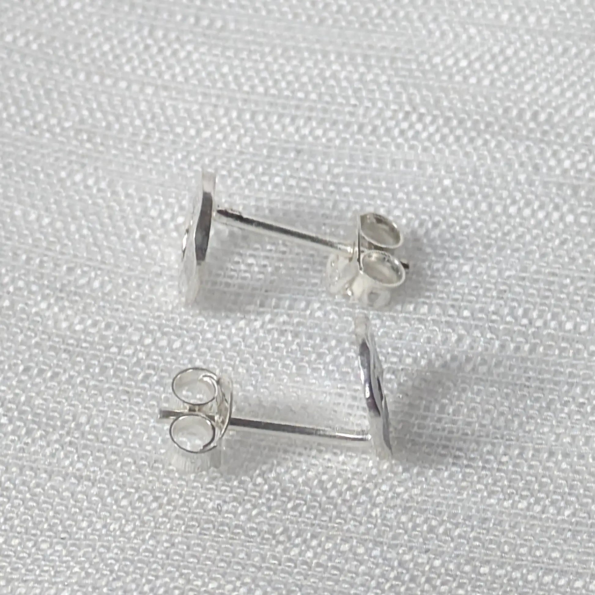 Seitenprofil der flachen, offenen Kreis-Ohrstecker aus echtem Silber.
