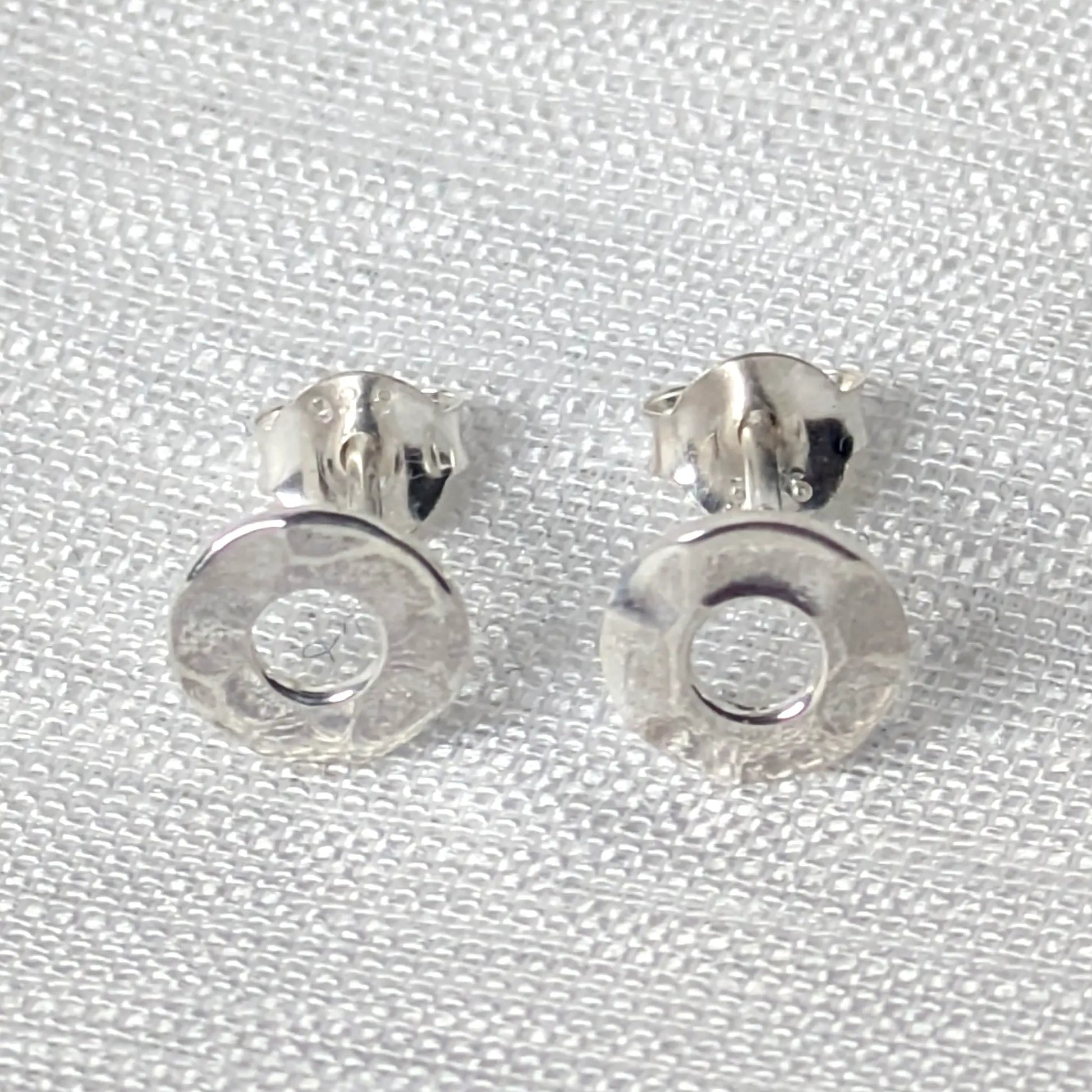 Detailaufnahme der gehämmerten Struktur der 925 Silber Kreis-Ohrstecker.