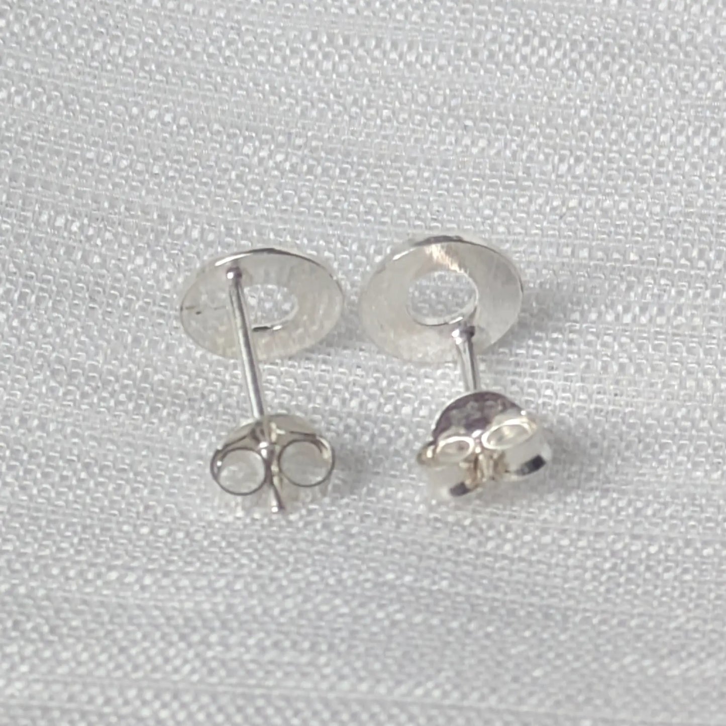 Rückseite der gehämmerten Ohrstecker mit 925-Stempel und Verschluss.