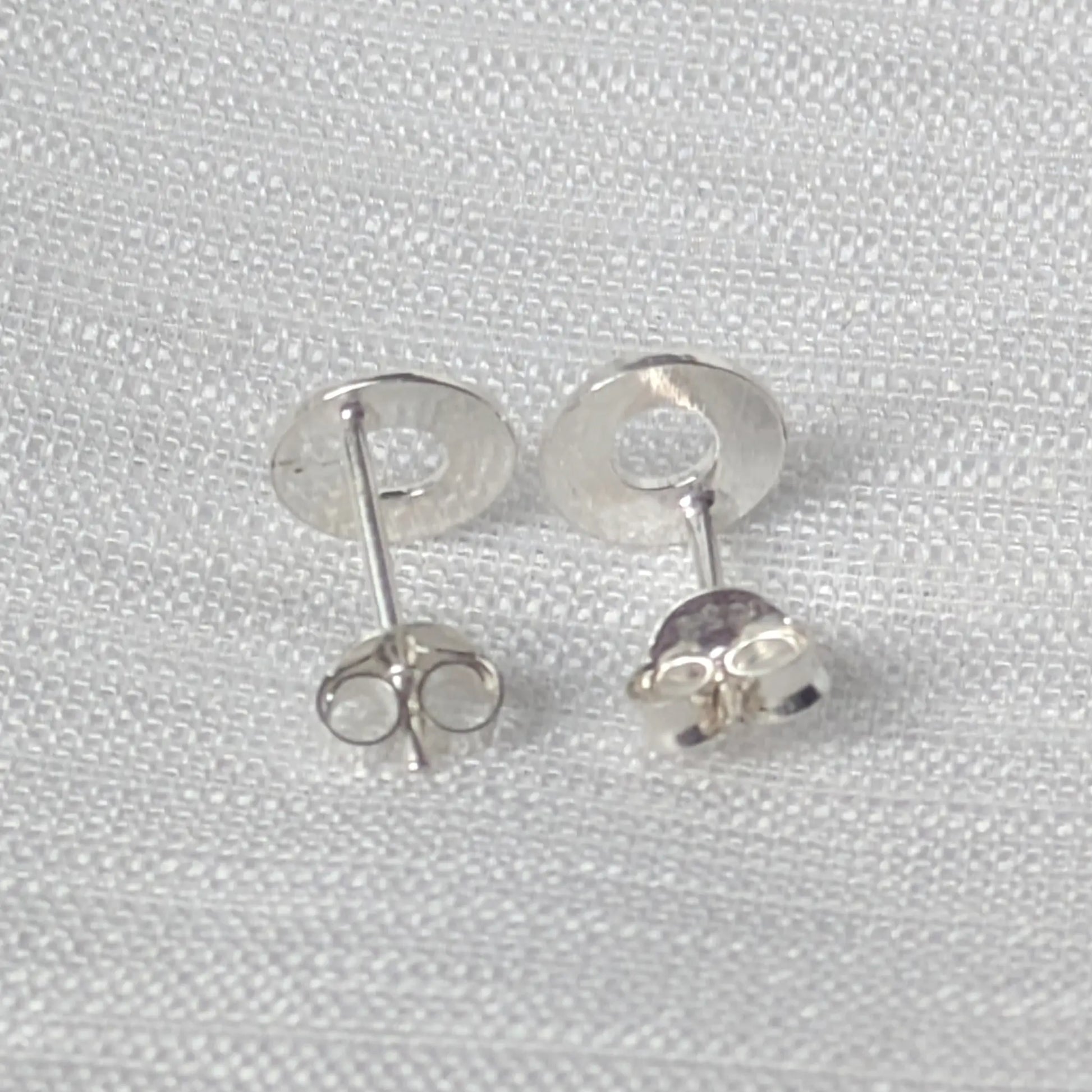 Rückseite der gehämmerten Ohrstecker mit 925-Stempel und Verschluss.