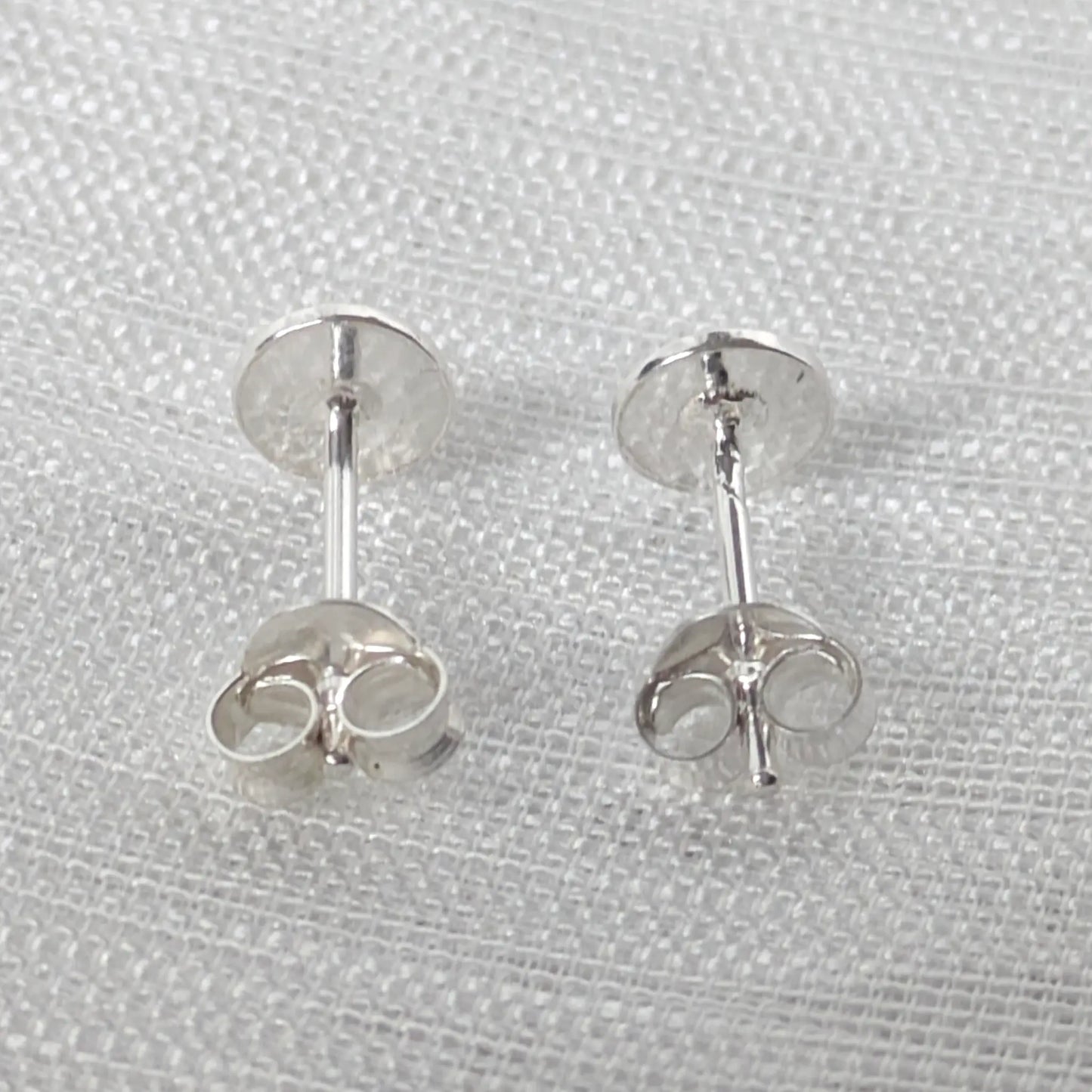 Rückseite der Plättchen-Ohrringe mit 925-Punze und Silberstift.