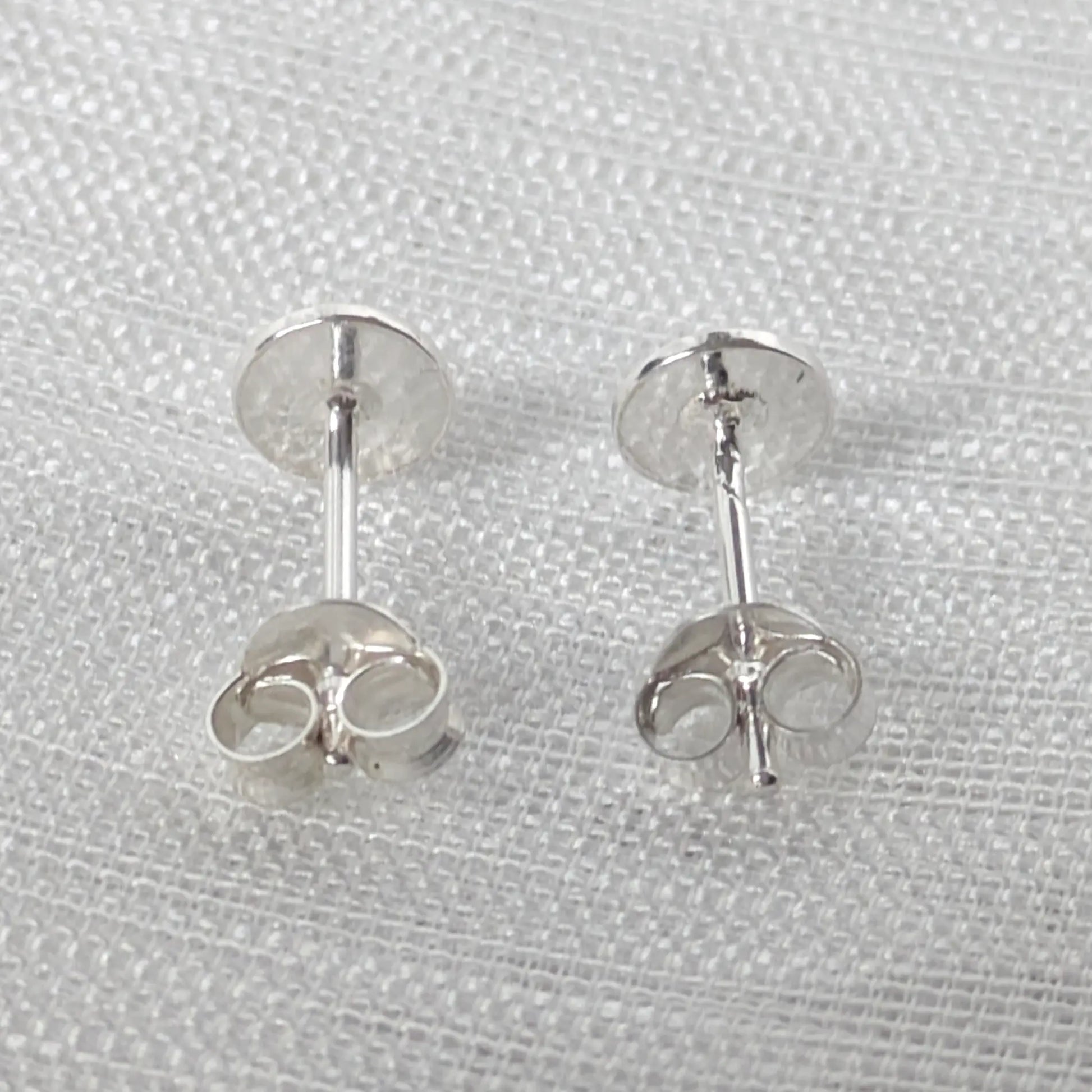 Rückseite der Plättchen-Ohrringe mit 925-Punze und Silberstift.