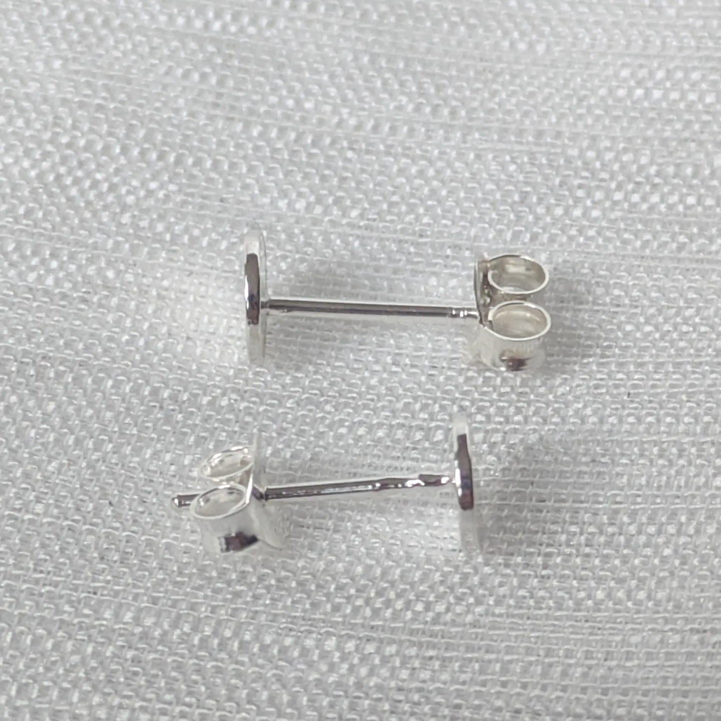 Seitenprofil der ultraflachen Silber-Ohrstecker mit Ohrmutter-Verschluss.