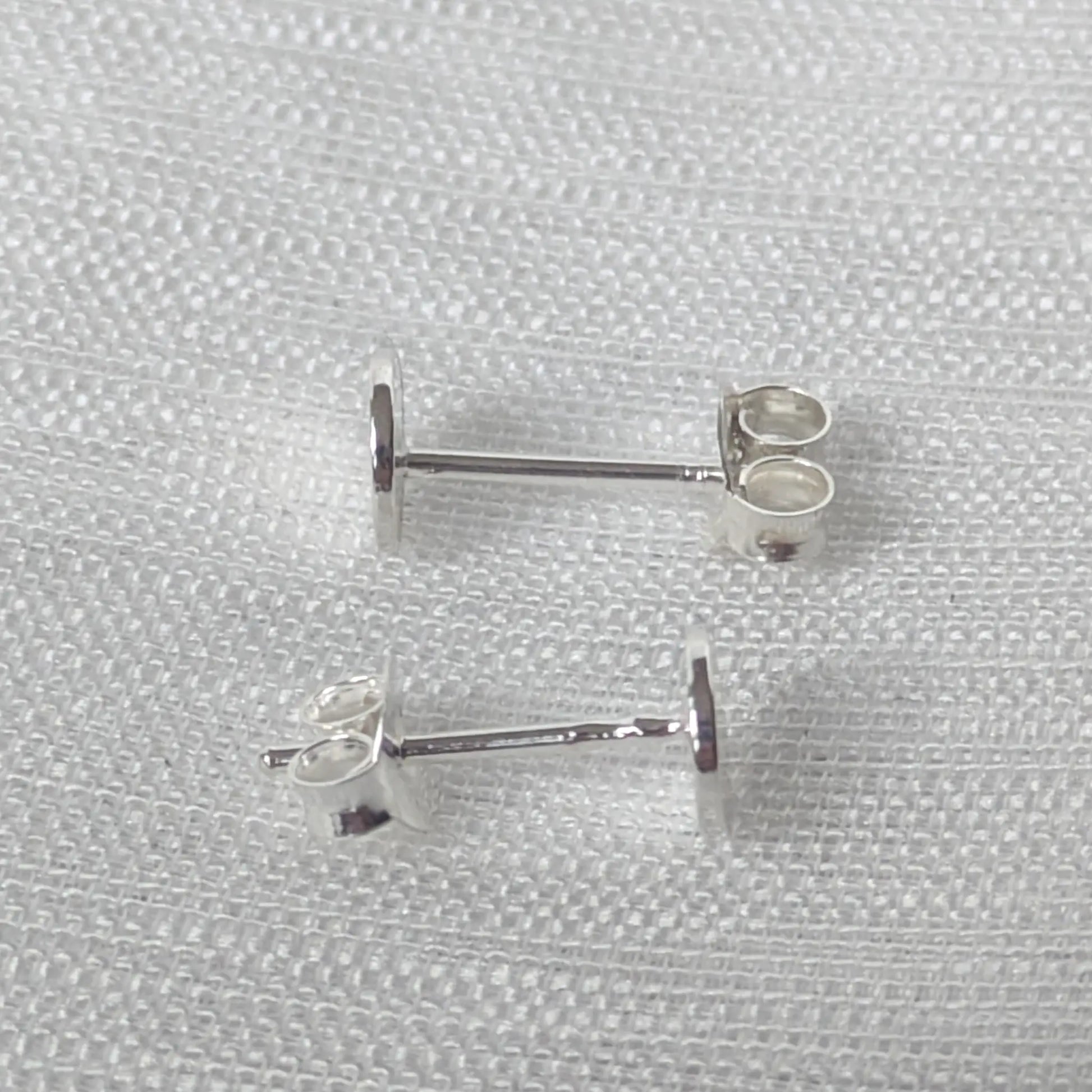 Seitenprofil der ultraflachen Silber-Ohrstecker mit Ohrmutter-Verschluss.