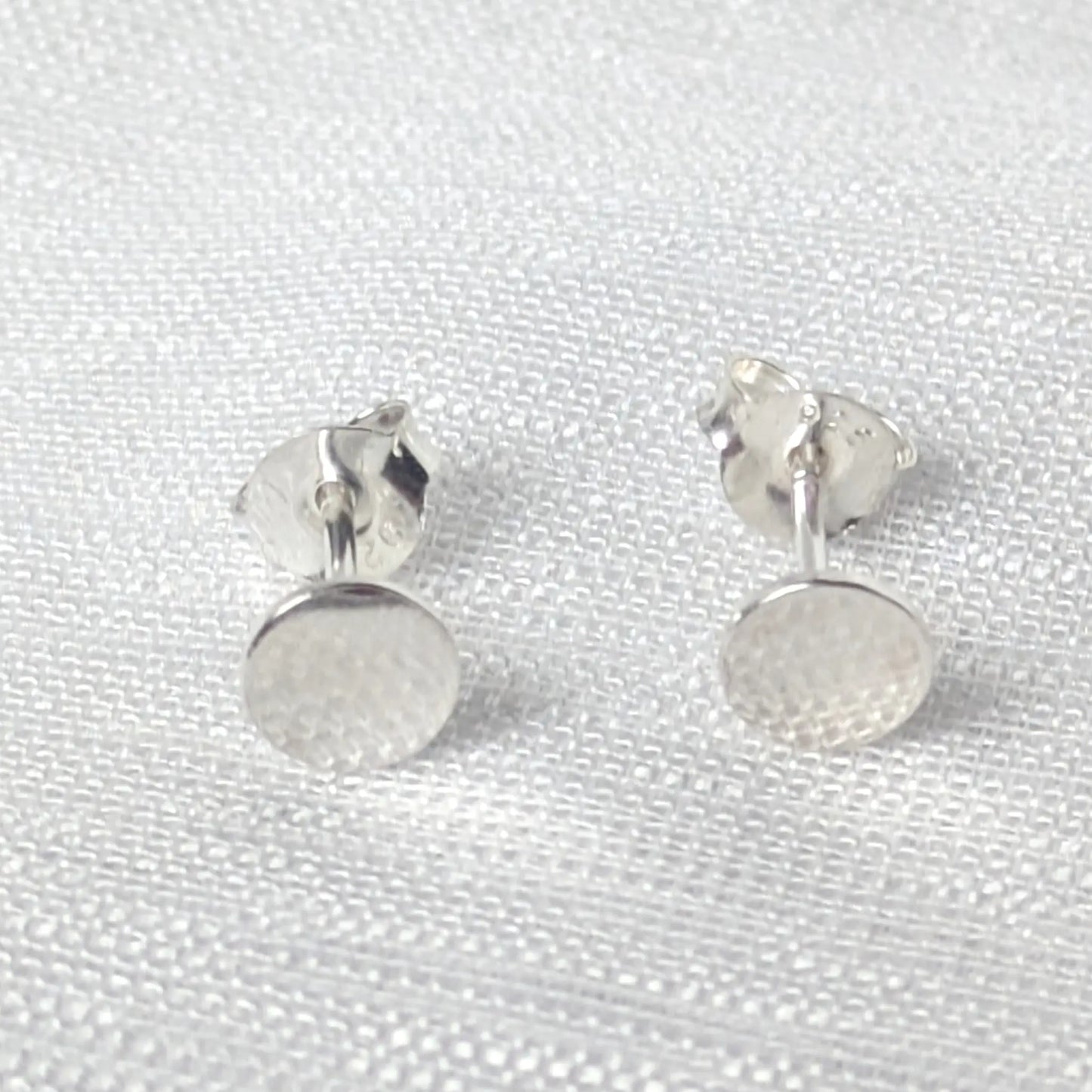 Frontale Ansicht der flachen runden Scheiben-Ohrringe aus Sterling Silber.