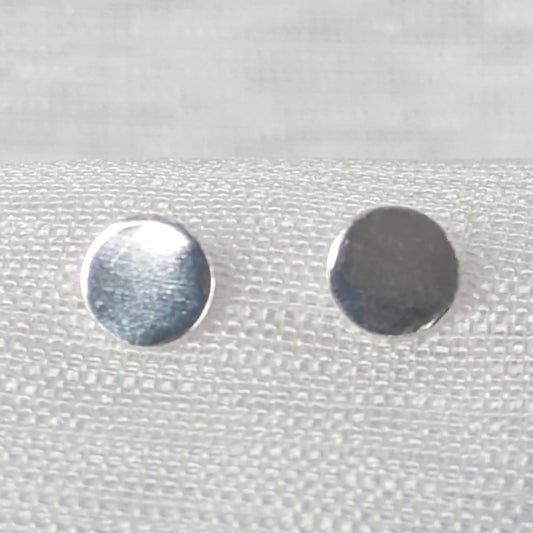 Detailansicht der glänzenden Oberfläche der 925 Silber Plättchen-Ohrstecker.