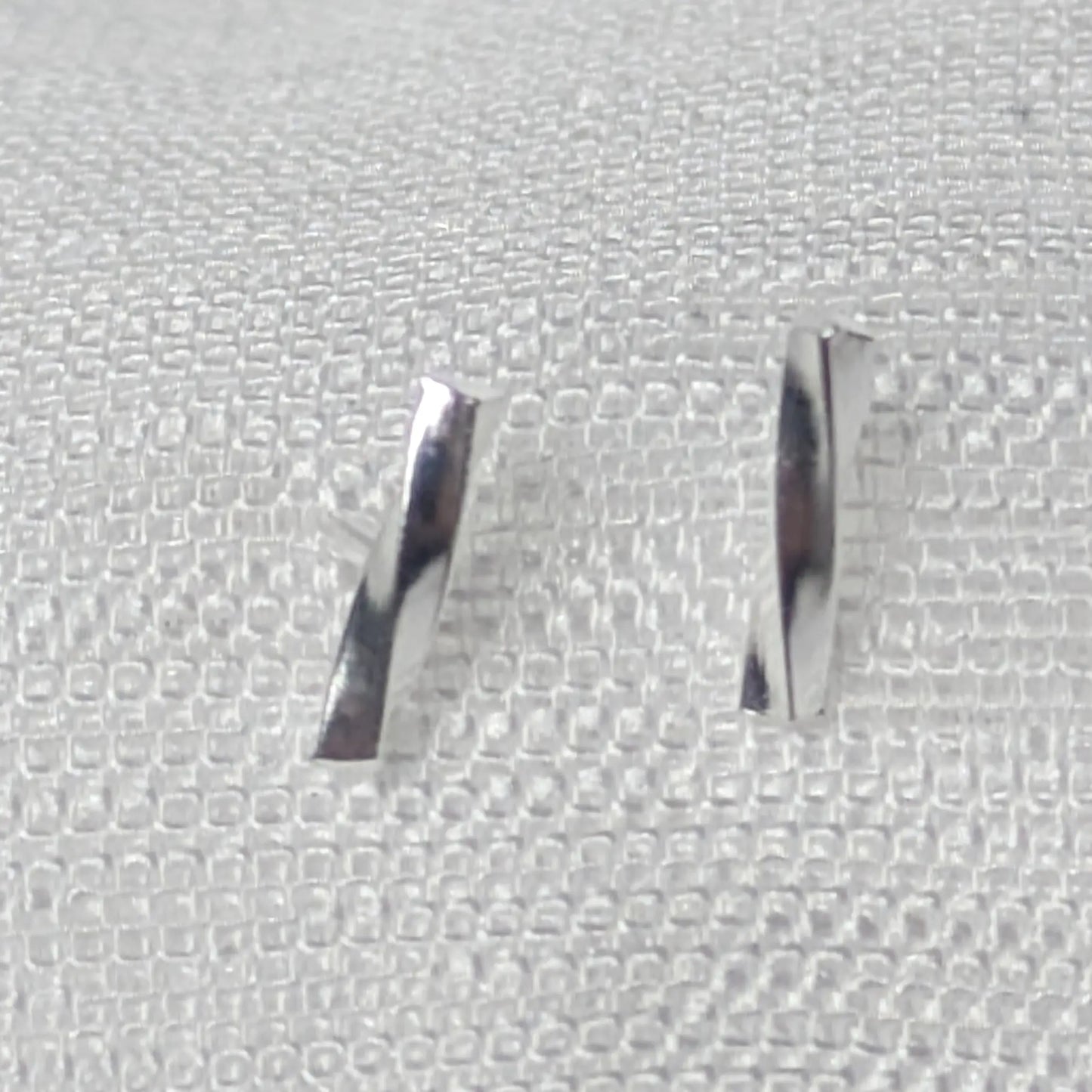 Frontale Ansicht der modernen Wellen-Ohrringe aus Sterling Silber.