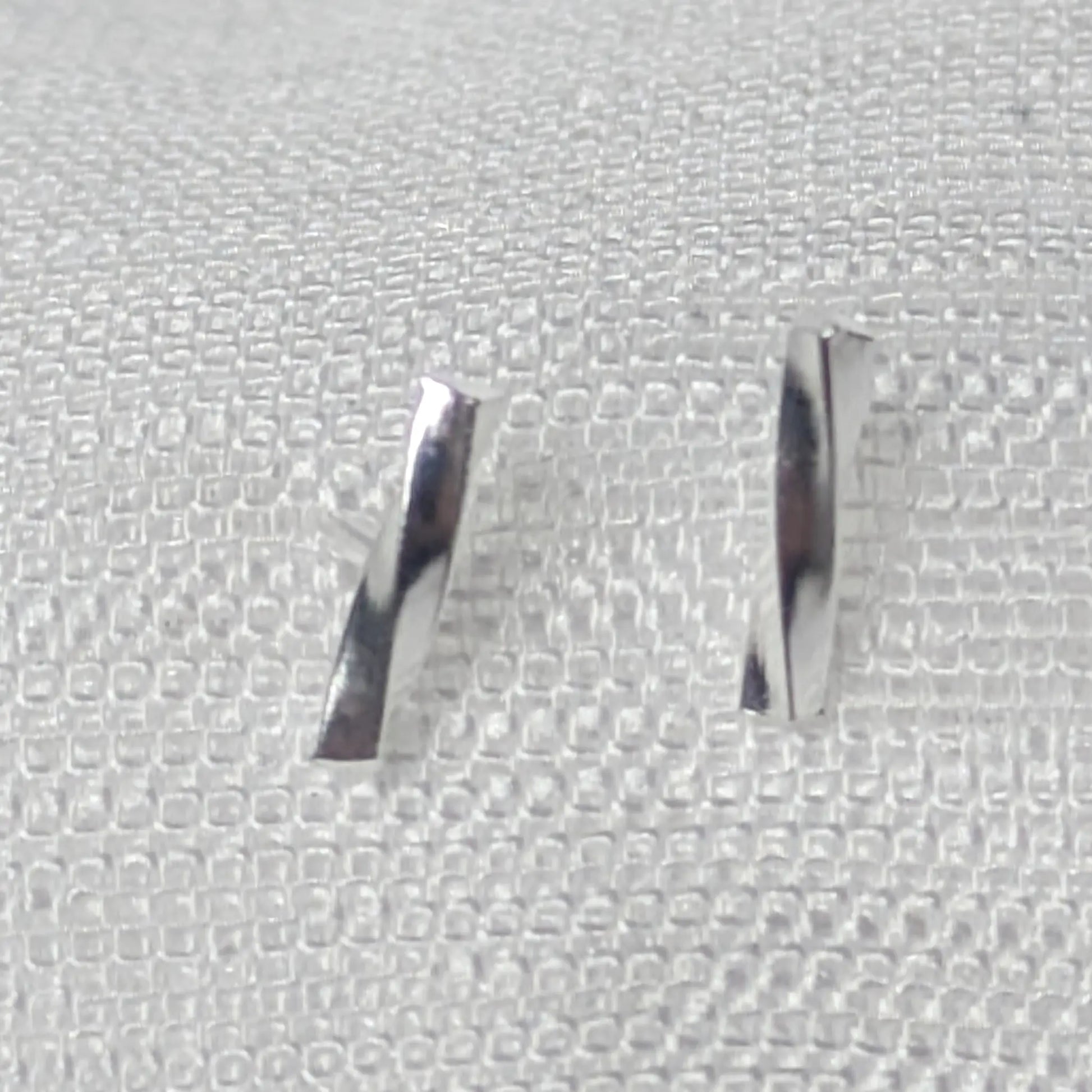 Frontale Ansicht der modernen Wellen-Ohrringe aus Sterling Silber.