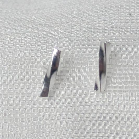 Frontale Ansicht der modernen Wellen-Ohrringe aus Sterling Silber.