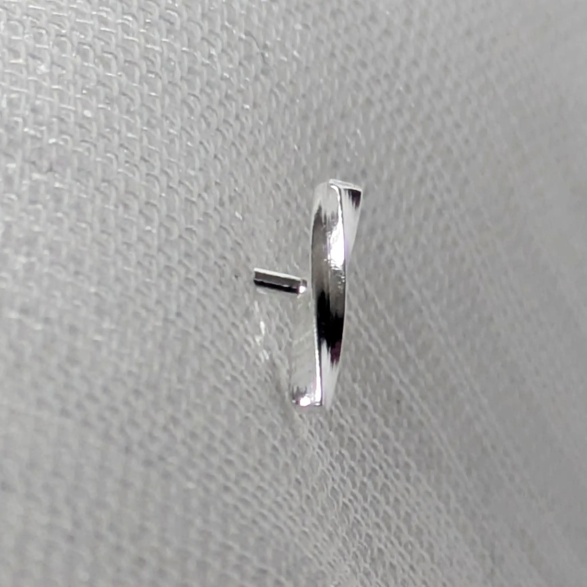 Detailansicht der gedrehten Struktur der 925 Silber Stab-Ohrstecker.