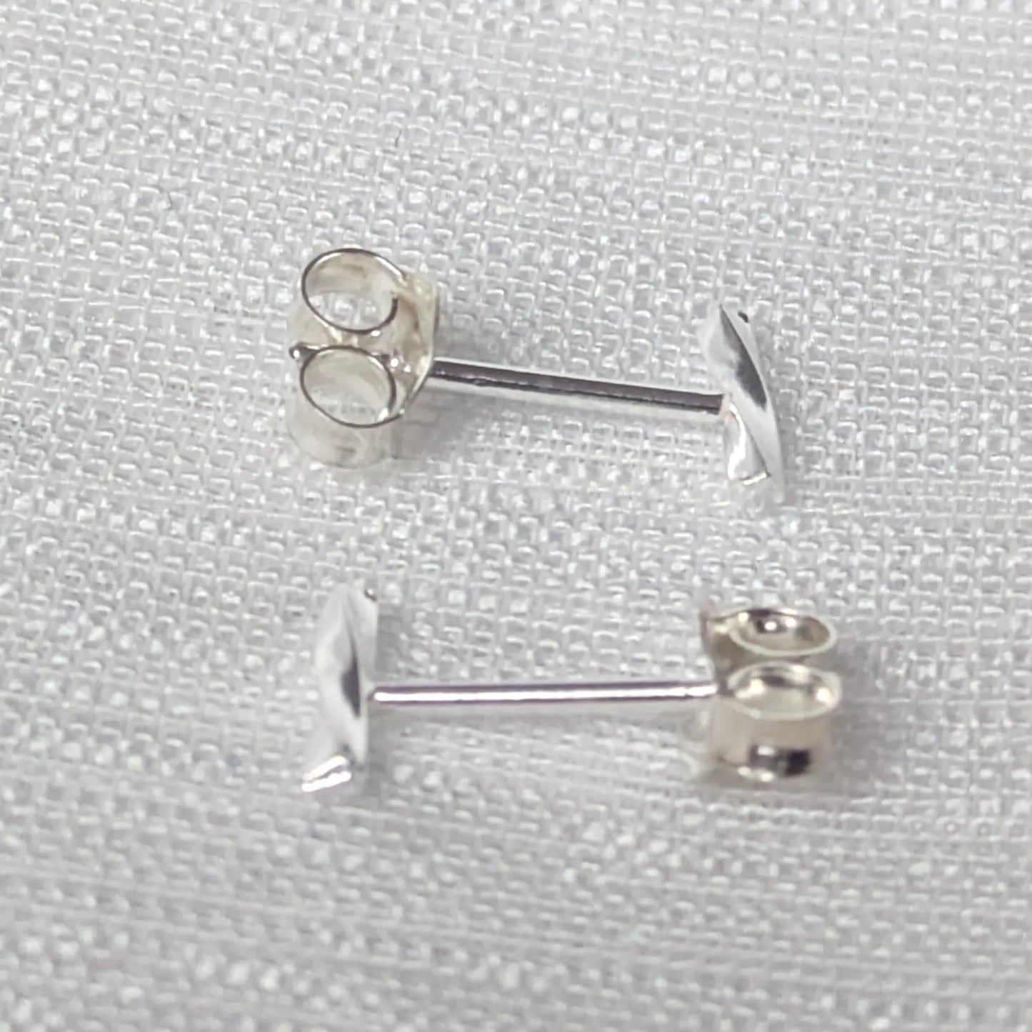 Seitenansicht der geschwungenen Bar-Ohrstecker aus echtem Silber.