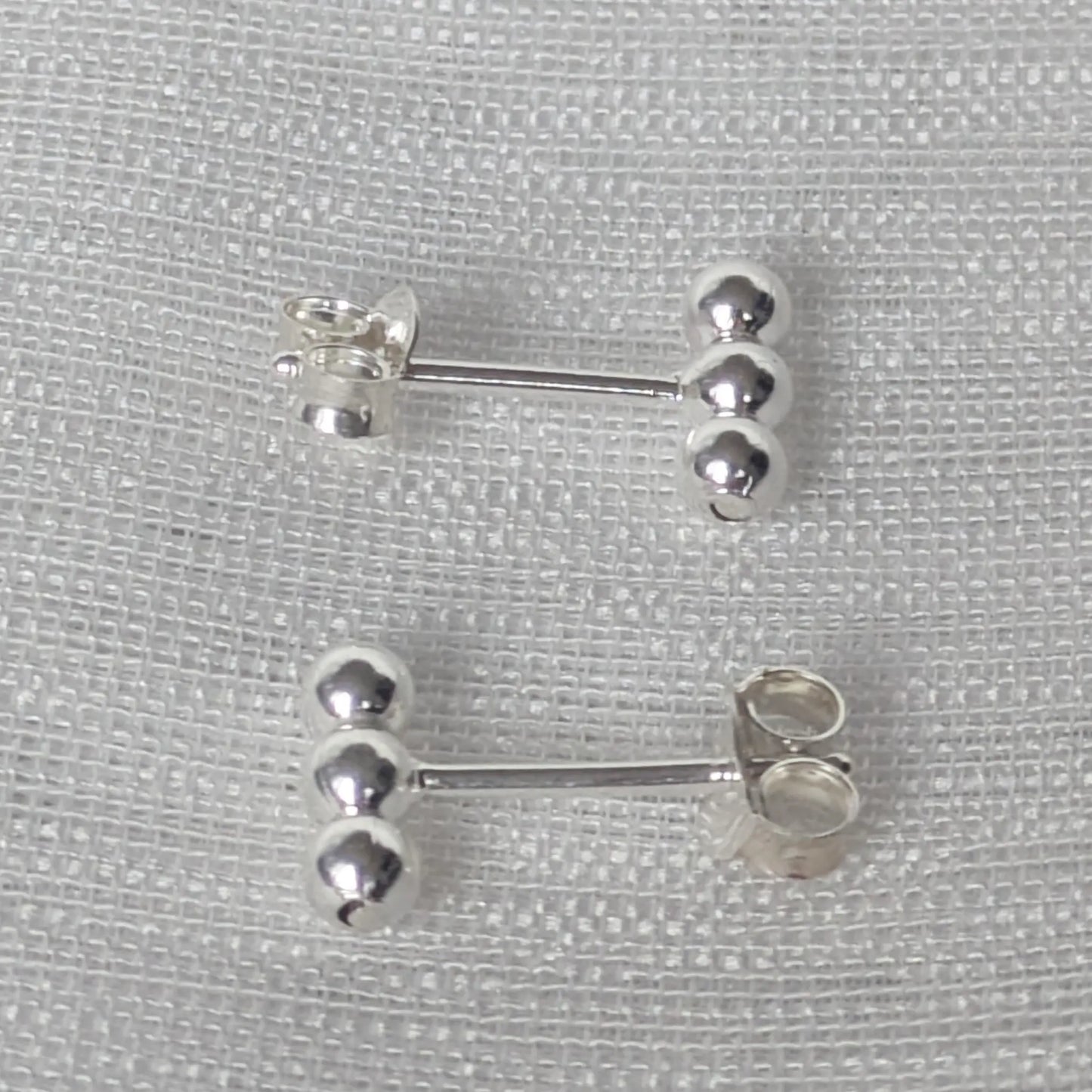 Seitenprofil der 925 Silber Kugel-Ohrstecker mit sicherem Verschluss.