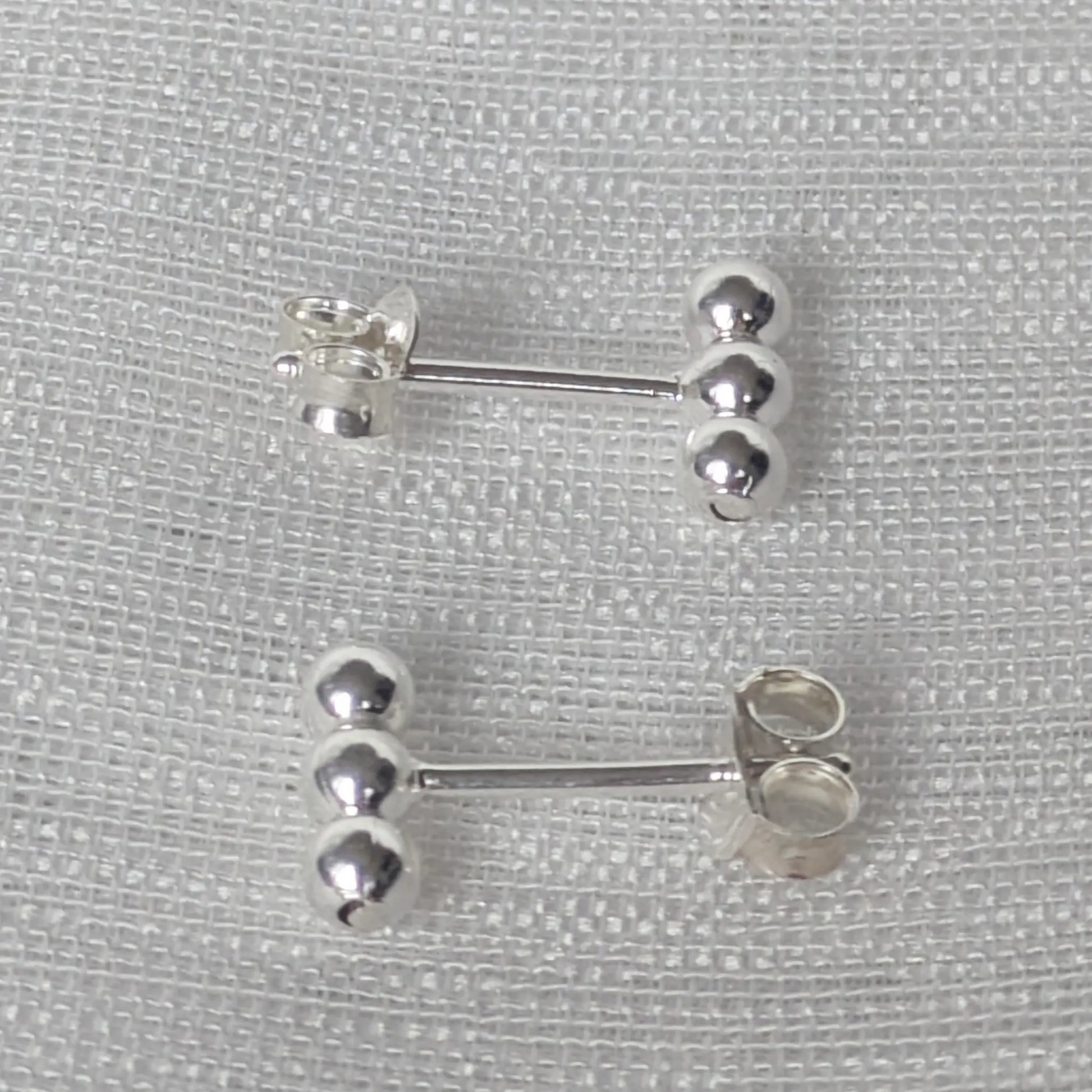 Seitenprofil der 925 Silber Kugel-Ohrstecker mit sicherem Verschluss.