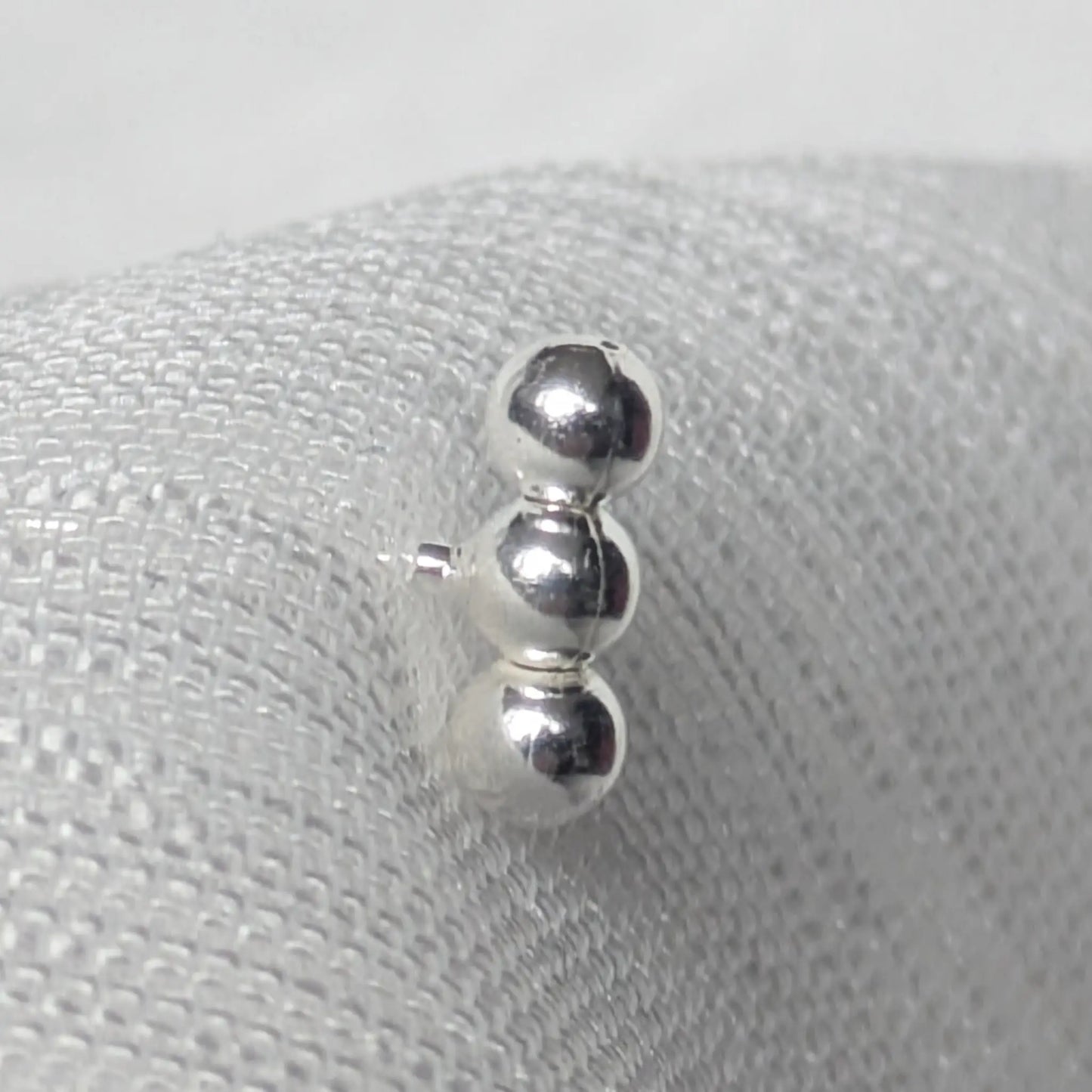 Seitenprofil der 925 Silber Kugel-Ohrstecker in Nahaufnahme.