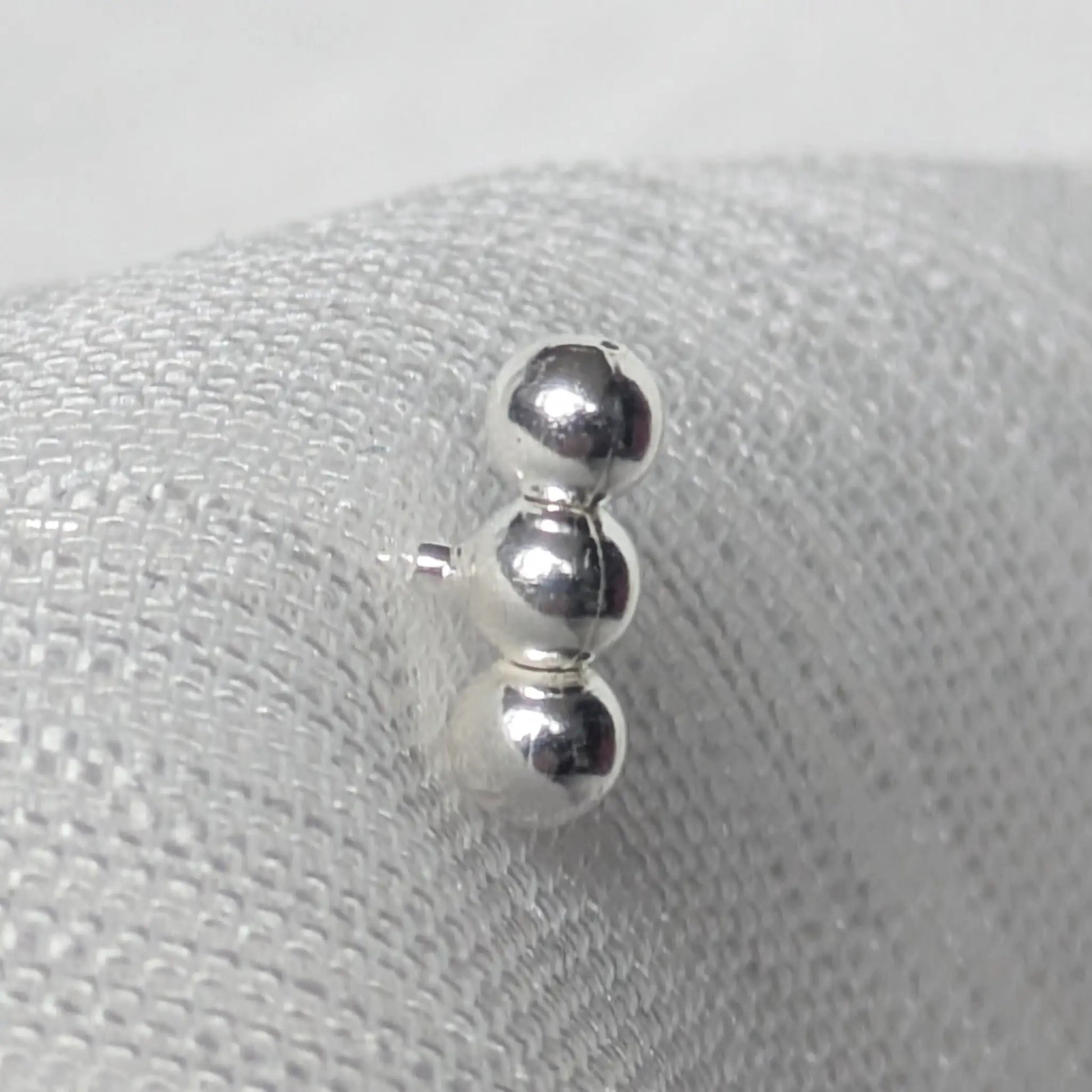 Seitenprofil der 925 Silber Kugel-Ohrstecker in Nahaufnahme.
