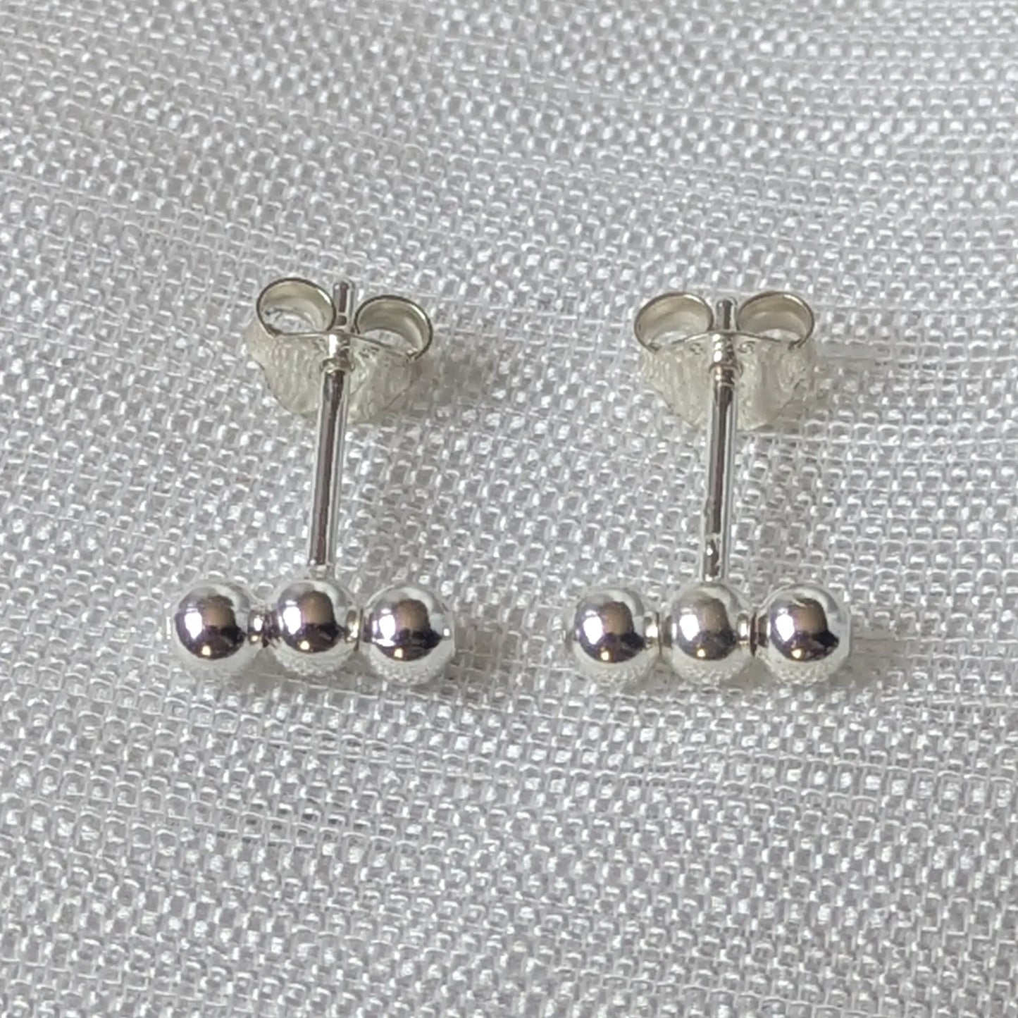 Frontale Aufnahme der Silber-Ohrringe mit 925 Stempel und Ohrmutter.