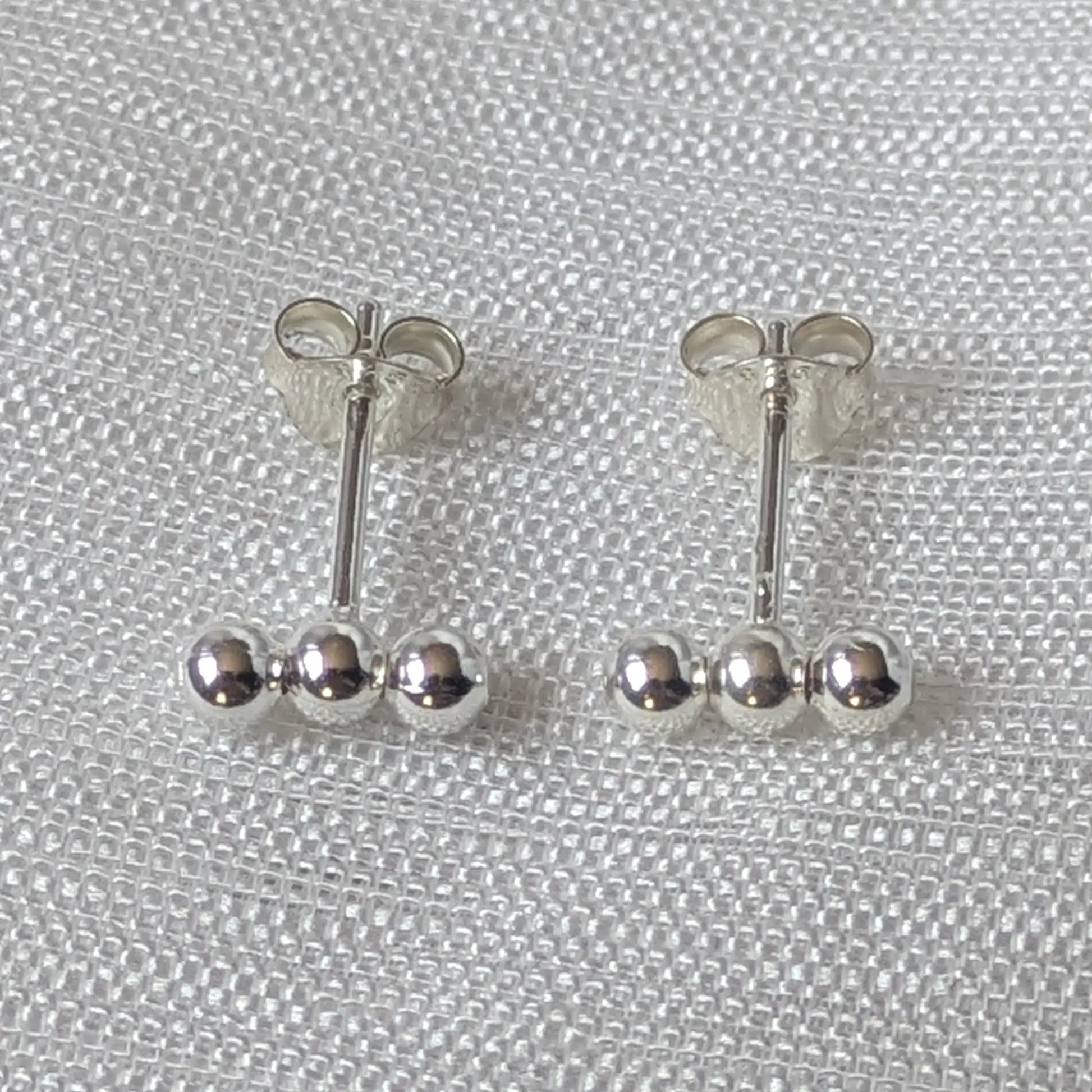Frontale Aufnahme der Silber-Ohrringe mit 925 Stempel und Ohrmutter.