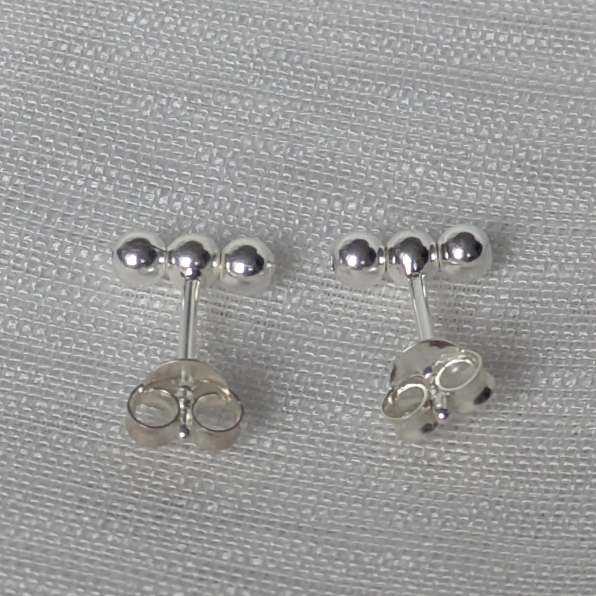 Rückseite der Silber-Ohrringe mit 925 Stempel und Ohrmutter.