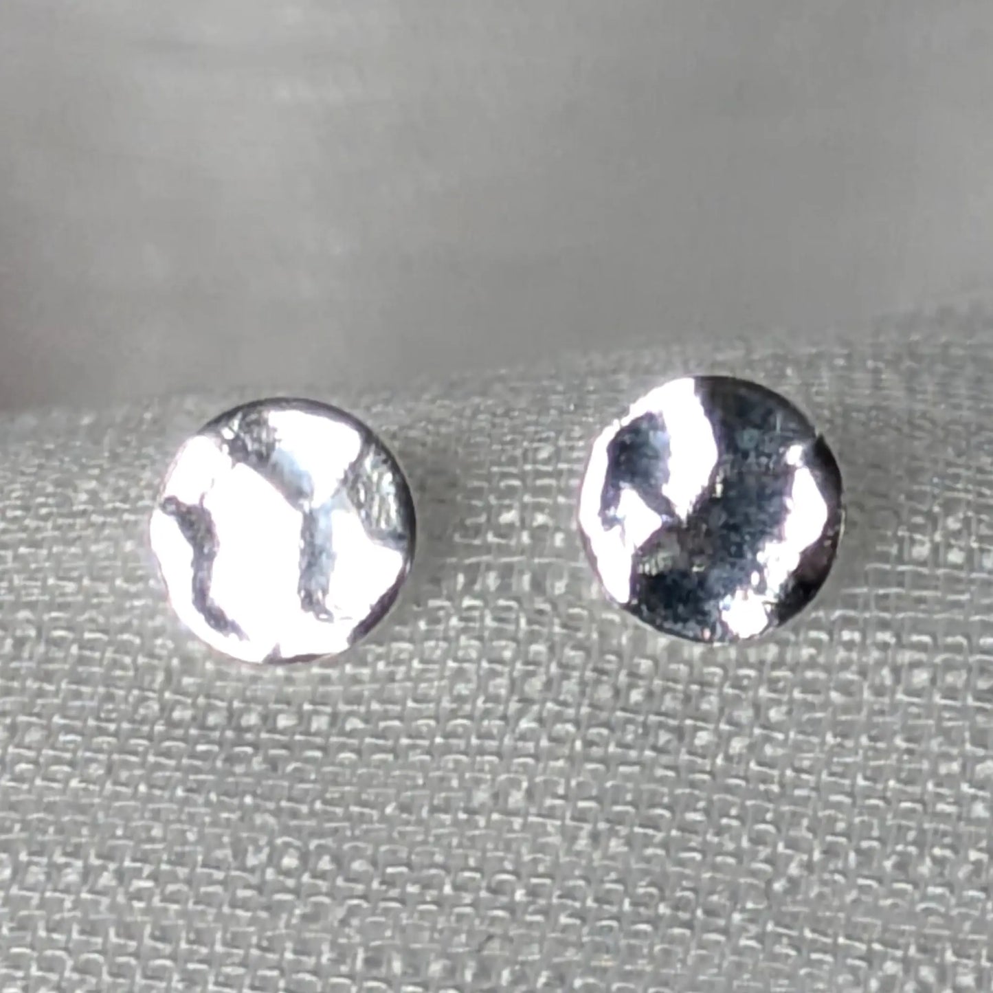 Detailansicht gehämmerte Oberfläche Silber Ohrstecker 925 rund.