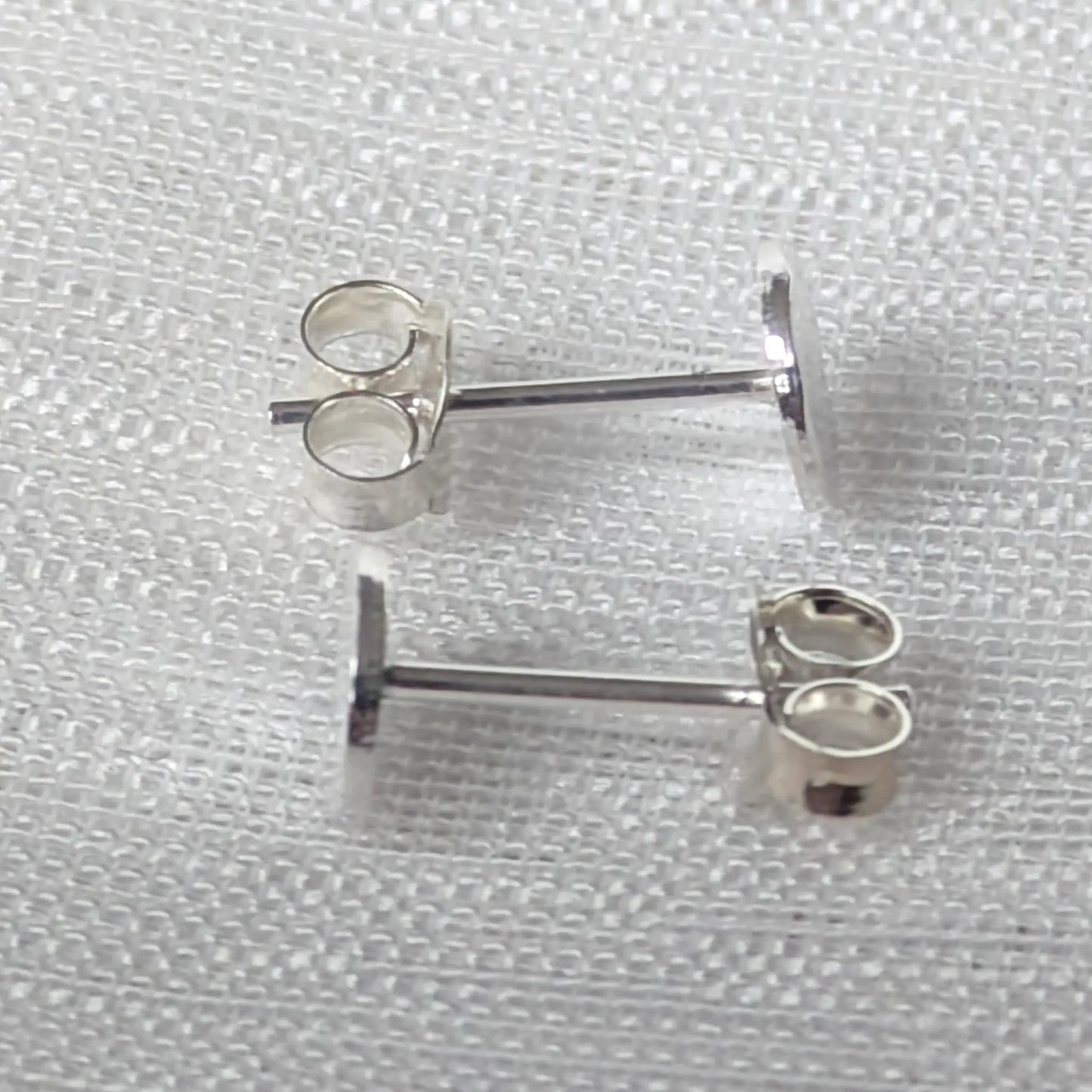 Seitliche Ansicht flache Silber Ohrstecker 925 strukturiert.