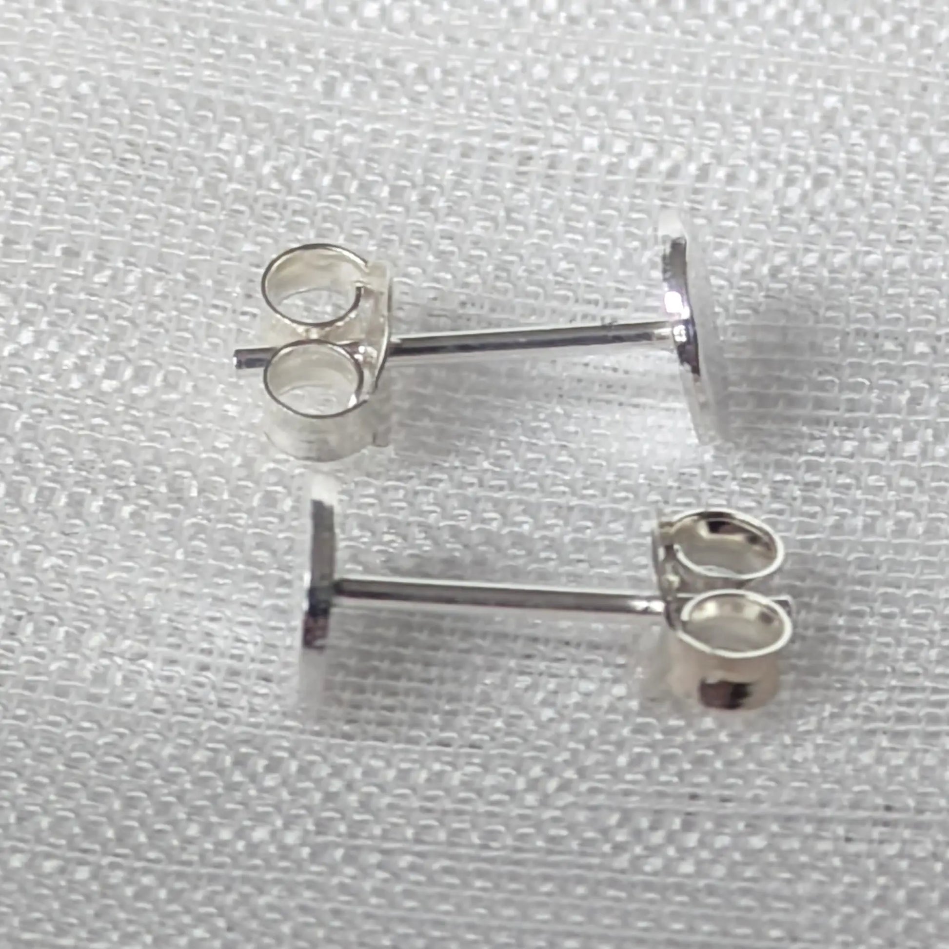 Seitliche Ansicht flache Silber Ohrstecker 925 strukturiert.