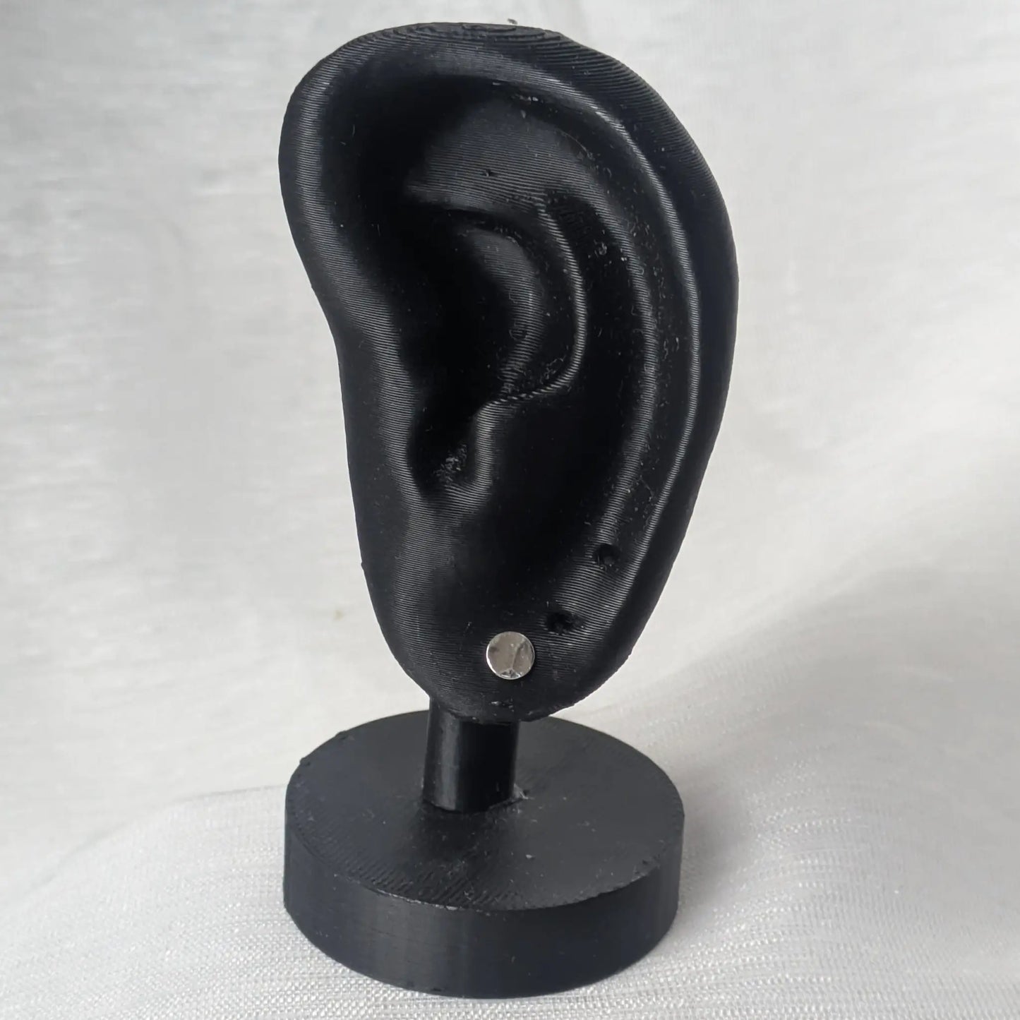 Gehämmerte Silber Ohrringe 4mm am schwarzen Ohr-Display zur Größenansicht.