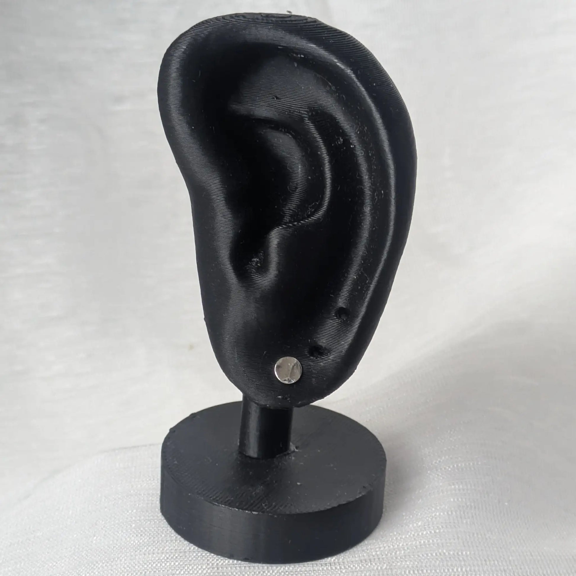Gehämmerte Silber Ohrringe 4mm am schwarzen Ohr-Display zur Größenansicht.