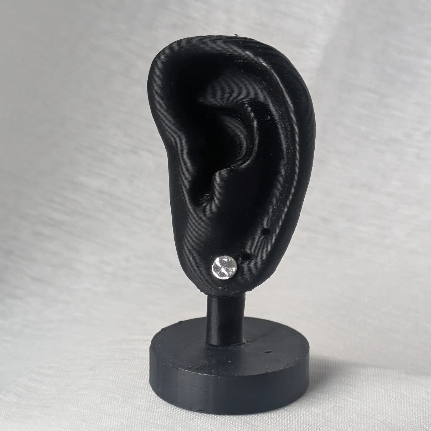 Gehämmerte Silber Ohrringe 6mm am schwarzen Ohr-Display zur Größenansicht.