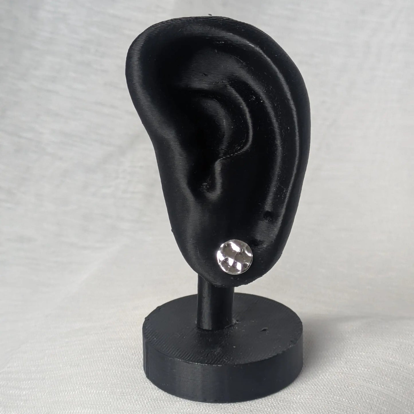 Gehämmerte Silber Ohrringe 8mm am schwarzen Ohr-Display zur Größenansicht.