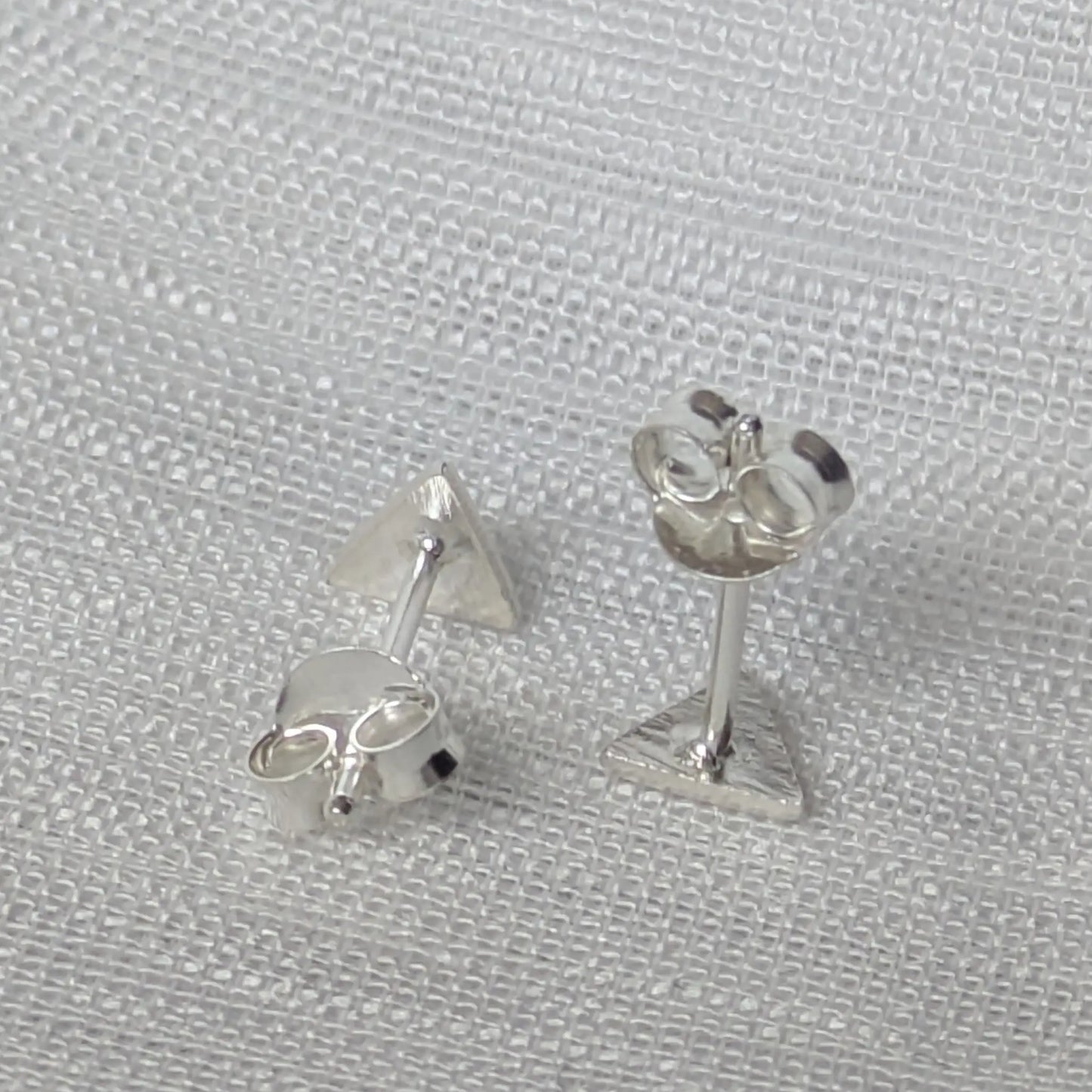 Rückseite der Dreieck Ohrringe mit 925 Silber Stempel und Ohrmutter.