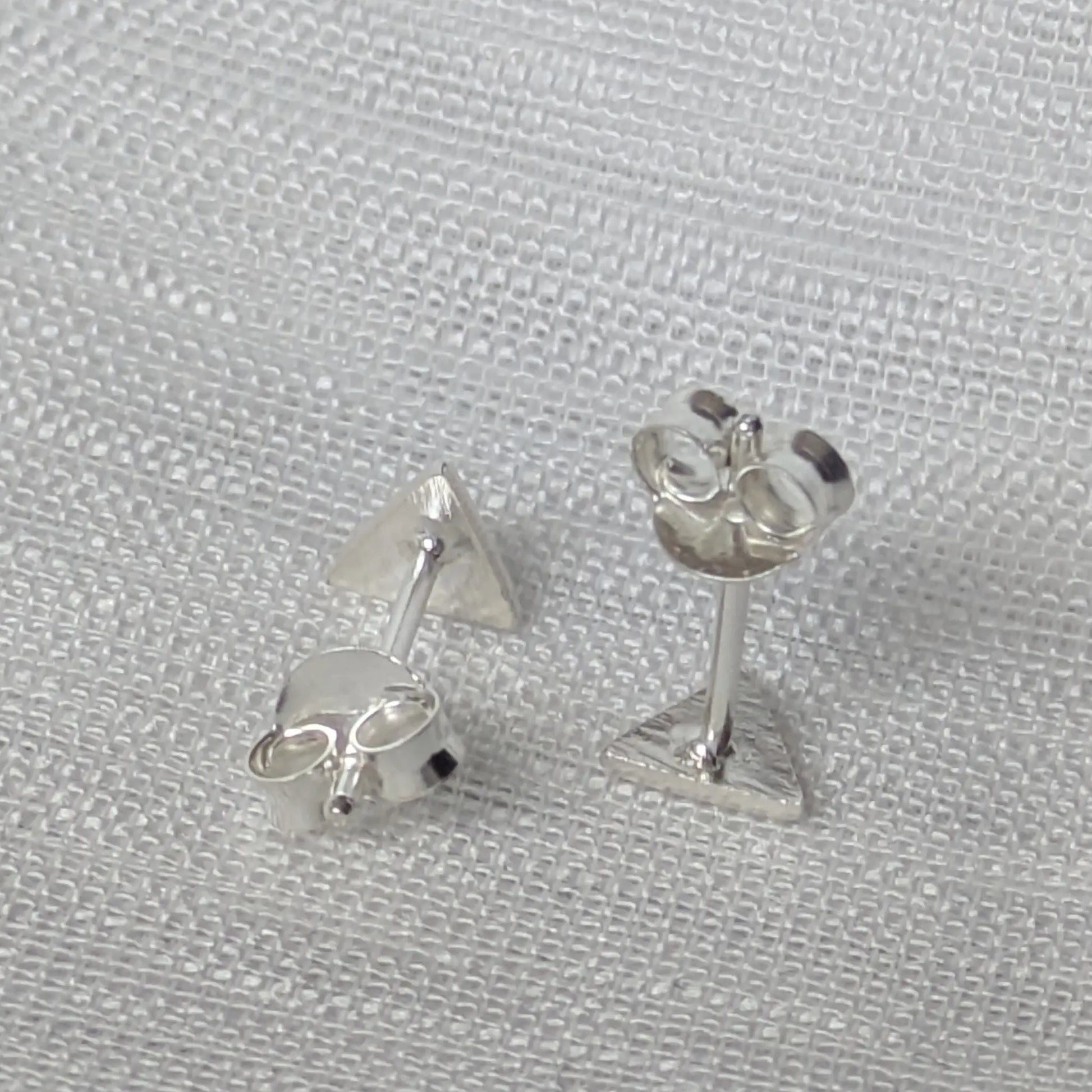 Rückseite der Dreieck Ohrringe mit 925 Silber Stempel und Ohrmutter.