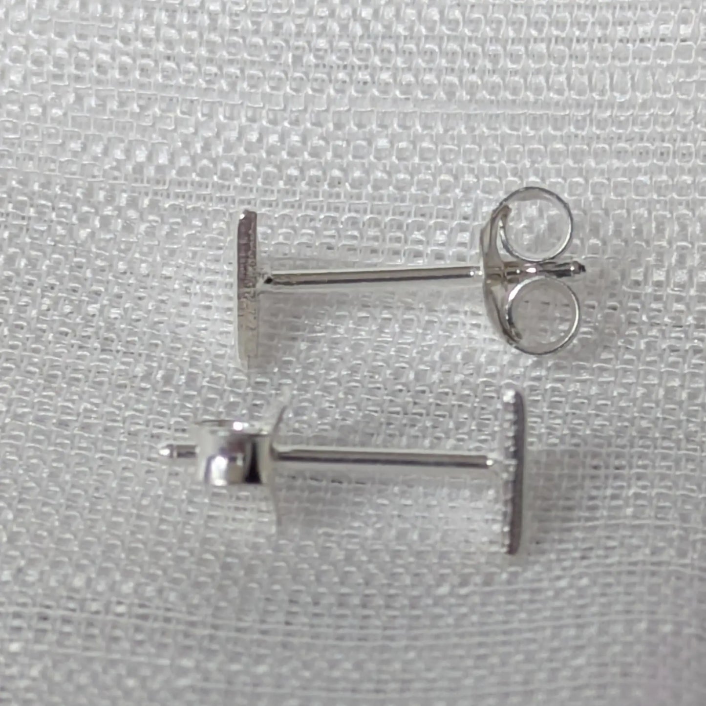 Seitenansicht geometrische Silberohrstecker mit hochwertigem Verschluss.