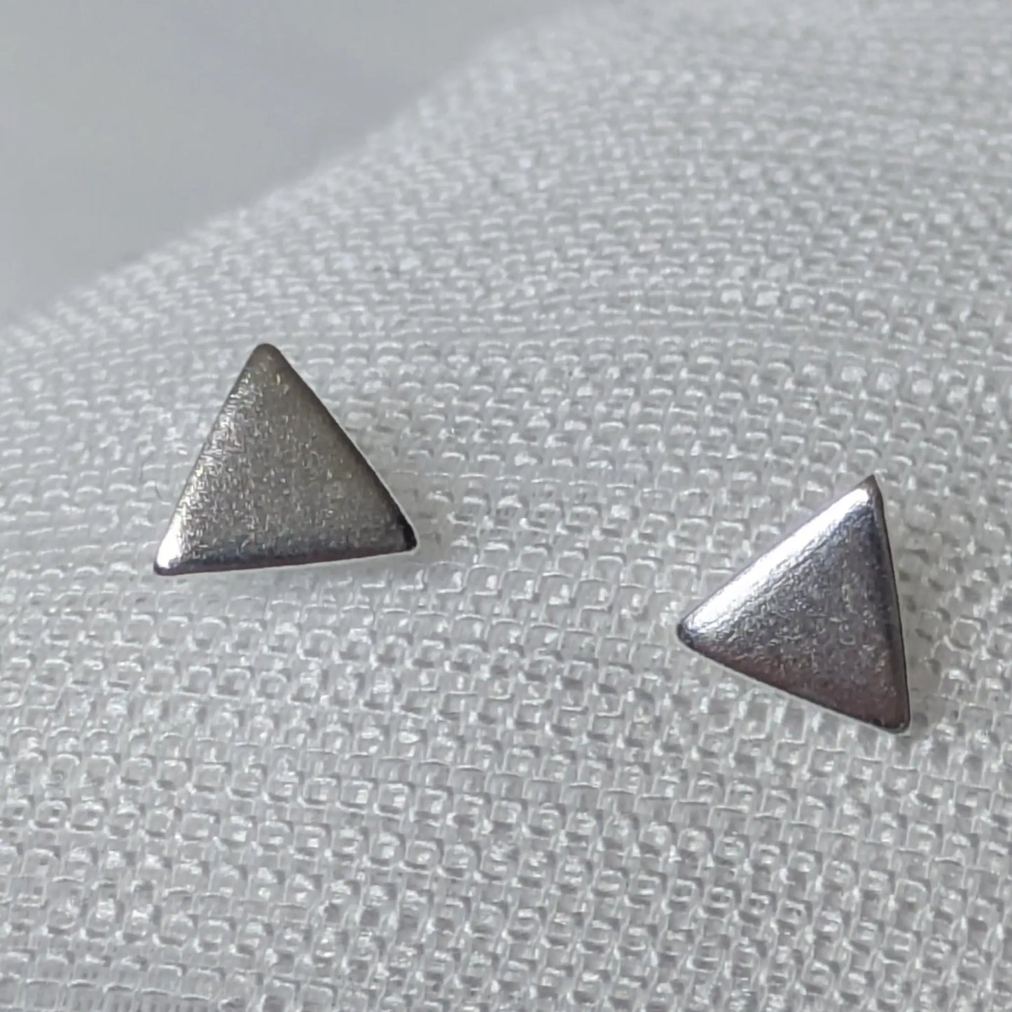Silberne Ohrringe Dreieck Frontalansicht – minimalistischer Schmuck 925.