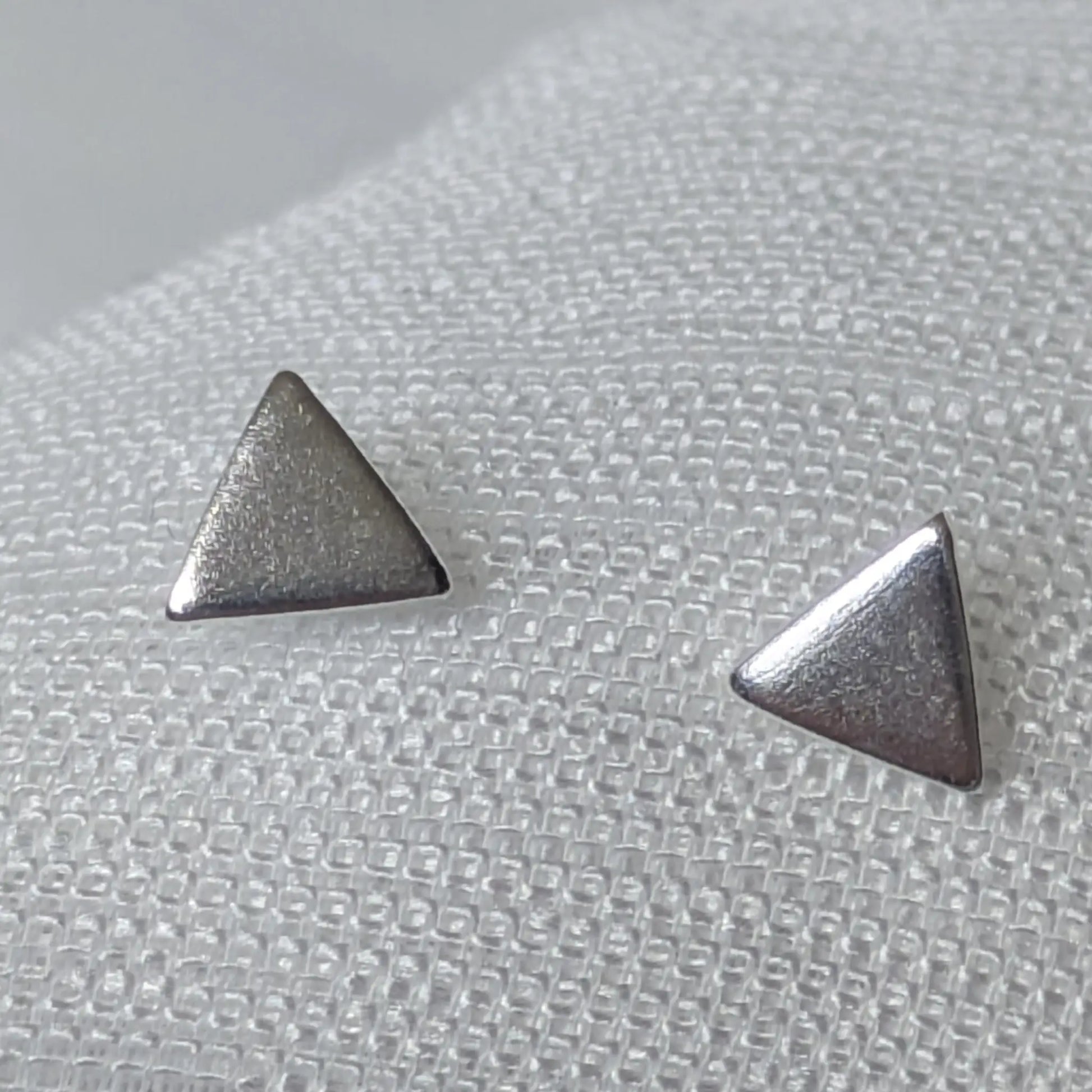 Silberne Ohrringe Dreieck Frontalansicht – minimalistischer Schmuck 925.