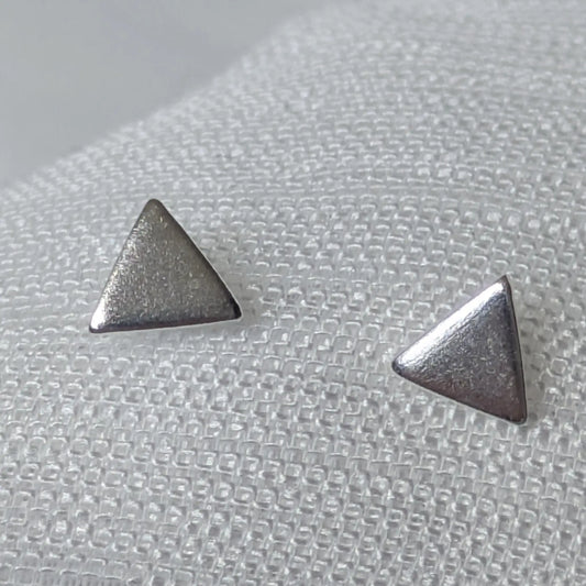 Silberne Ohrringe Dreieck Frontalansicht – minimalistischer Schmuck 925.