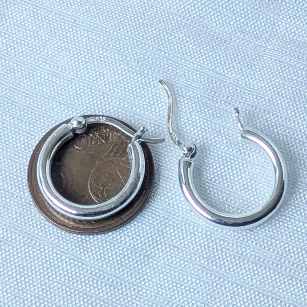 Eine markante, 3mm dicke Silbercreole mit 18mm Durchmesser, elegant und auffällig an einem schwarzen 3D-Ohr-Display präsentiert.