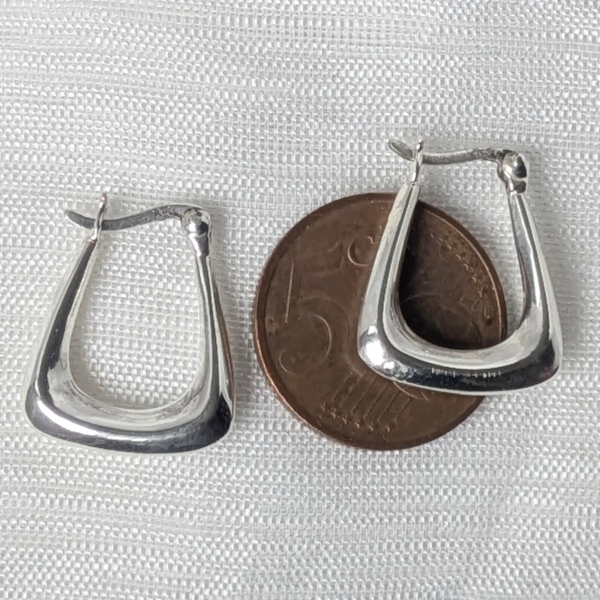Größenvergleich: Moderne, eckige 925 Silber Creolen liegend auf einer 5-Cent-Münze für eine exakte Größeneinschätzung.