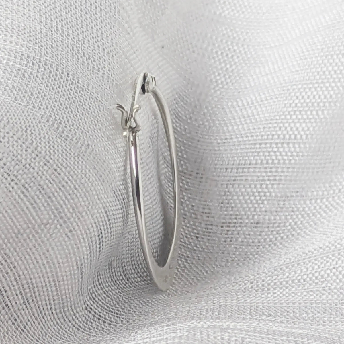 Seitenansicht der 925 Silber Creolen 25mm mit sicherem Klappverschluss und dem schmal zulaufenden oberen Segment.