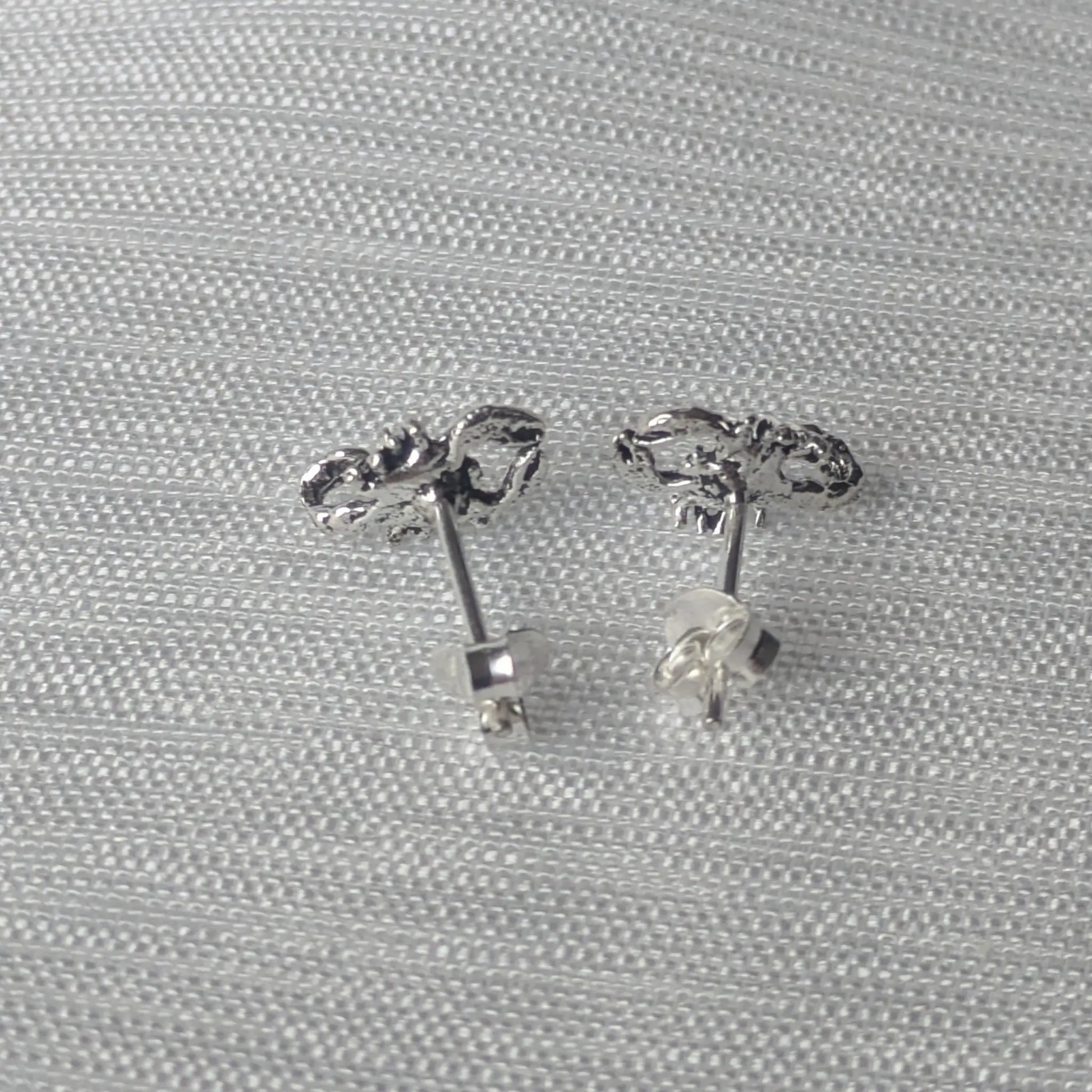 Rückansicht der Ohrstecker mit Fokus auf den stabilen Stift und den sicheren Verschlussmechanismus.