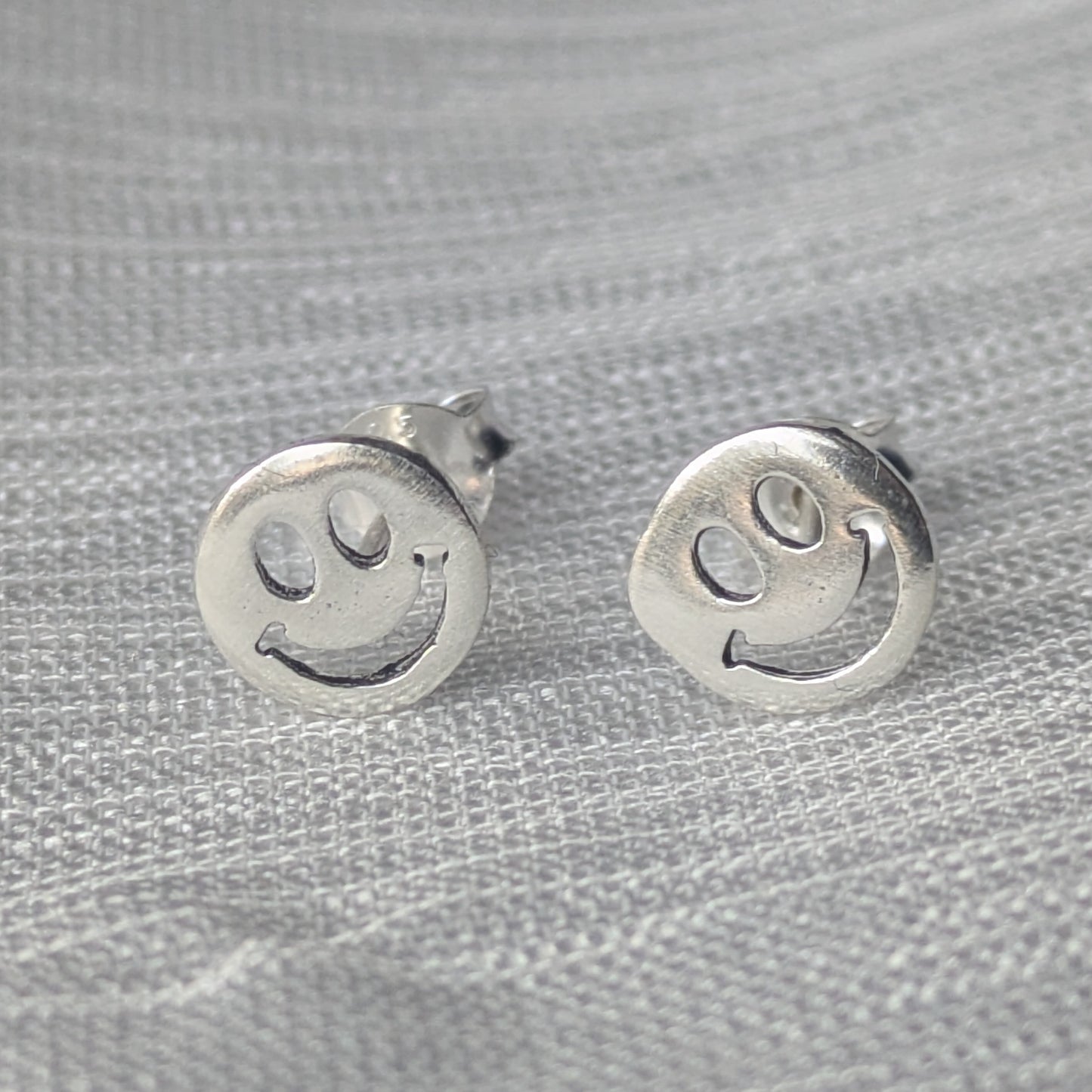 Smiley Ohrstecker aus 925 Sterling Silber – runde Ohrringe mit glänzendem Finish und Butterflyverschluss