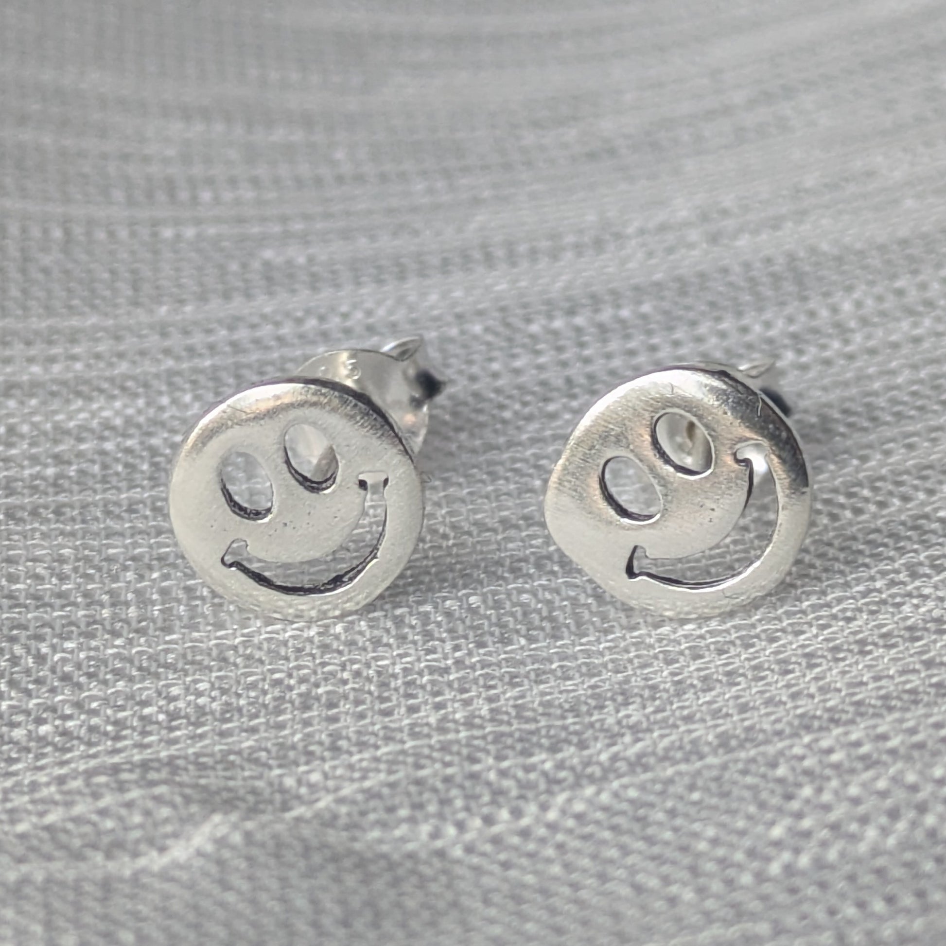 Smiley Ohrstecker aus 925 Sterling Silber – runde Ohrringe mit glänzendem Finish und Butterflyverschluss