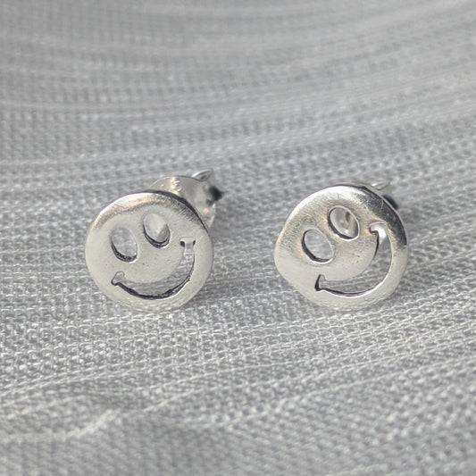 Smiley Ohrstecker aus 925 Sterling Silber – runde Ohrringe mit glänzendem Finish und Butterflyverschluss