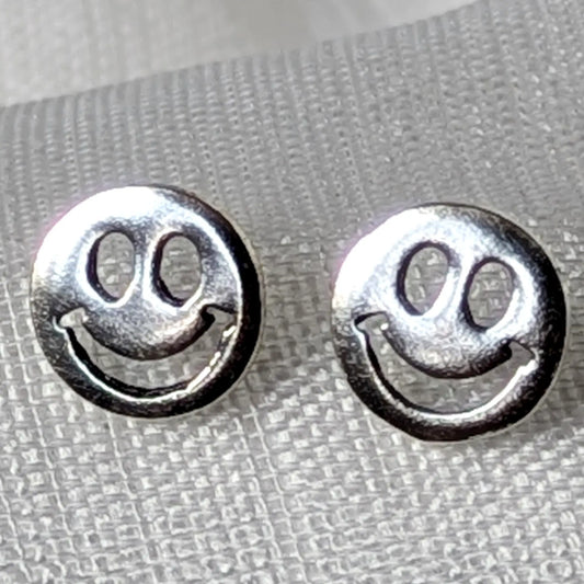 Nahaufnahme von Smiley Ohrsteckern aus glänzend poliertem 925 Sterling Silber
