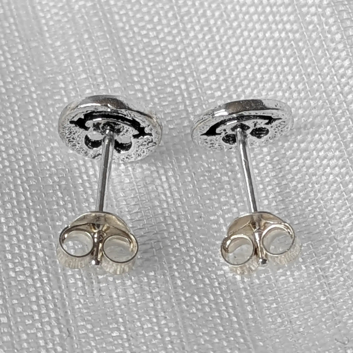 Rückseite der Silber Smiley Ohrstecker mit stabiler 925 Stempelung und Verschluss