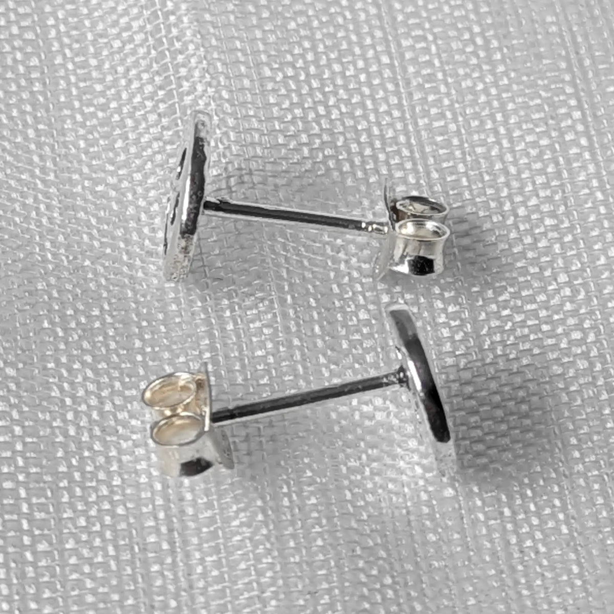 Seitenansicht der 925 Silber Smiley Ohrstecker mit flachem Profil und Ohrstift