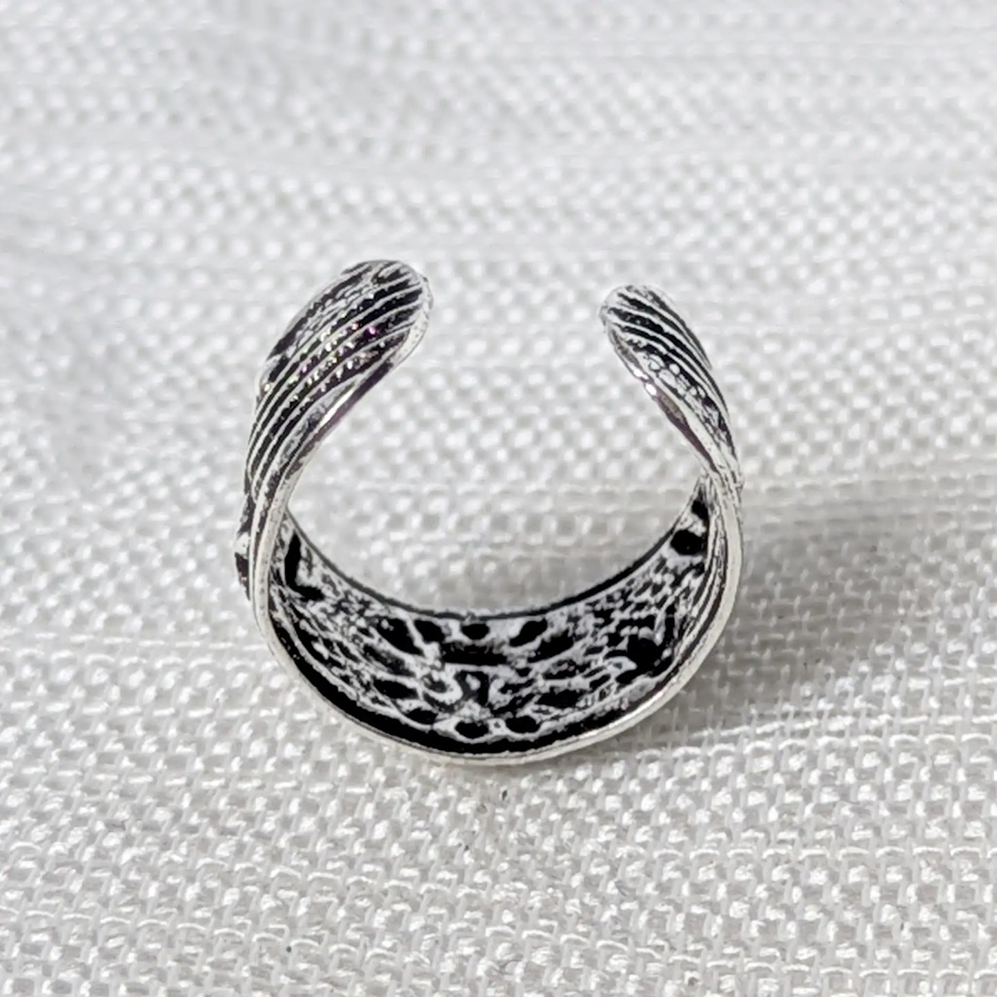 Seitenprofil des 925 Silber Ear Cuffs im Celestial-Design mit offener Ring-Struktur zum einfachen Anstecken.