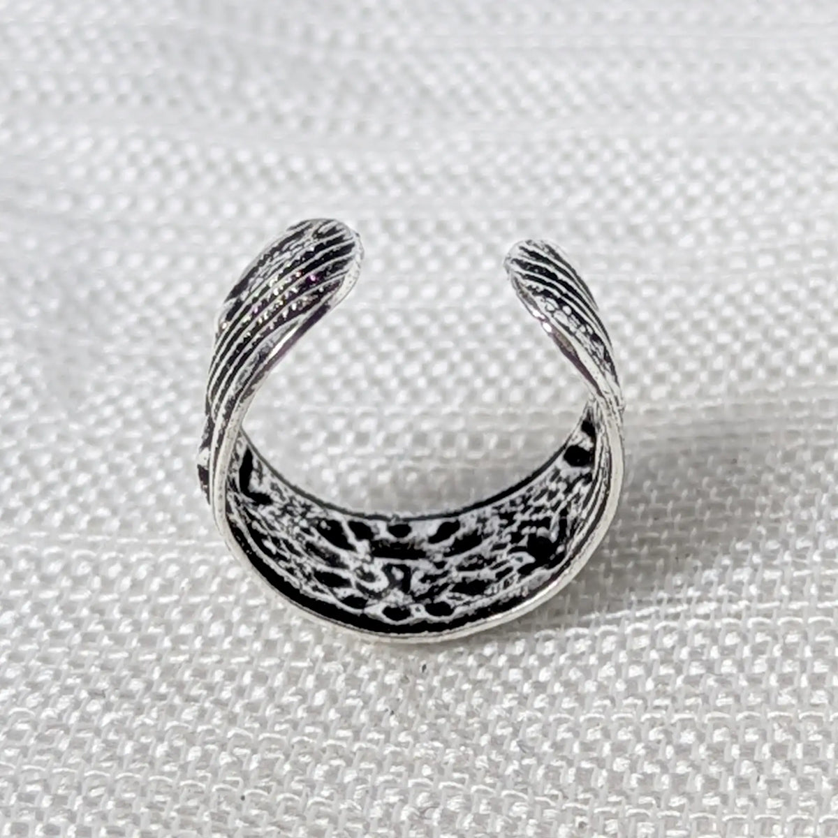 Seitenprofil des 925 Silber Ear Cuffs im Celestial-Design mit offener Ring-Struktur zum einfachen Anstecken.