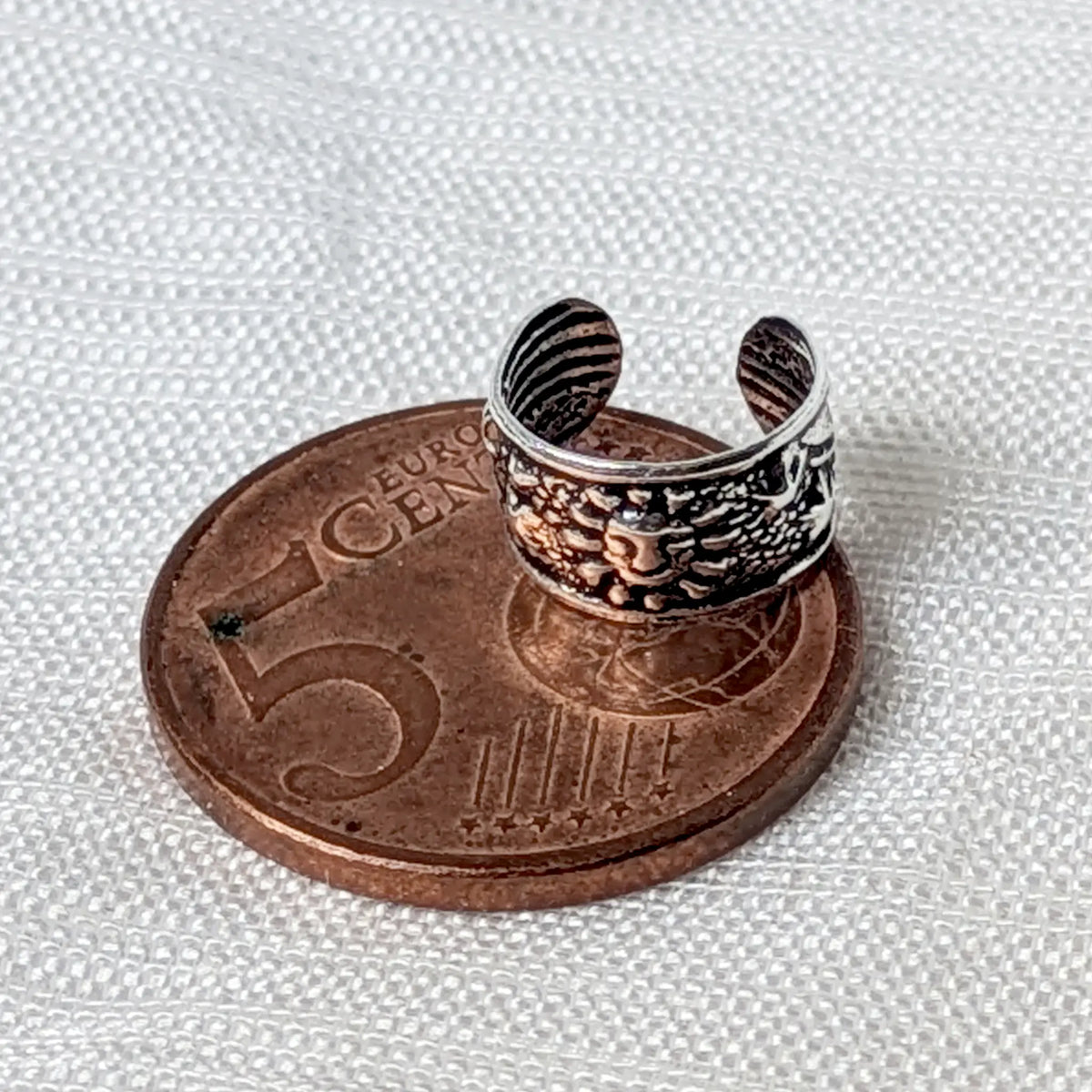Größenvergleich: Der 925 Silber Ear Cuff mit Sternen und Sonne liegt auf einer 5-Cent-Münze.